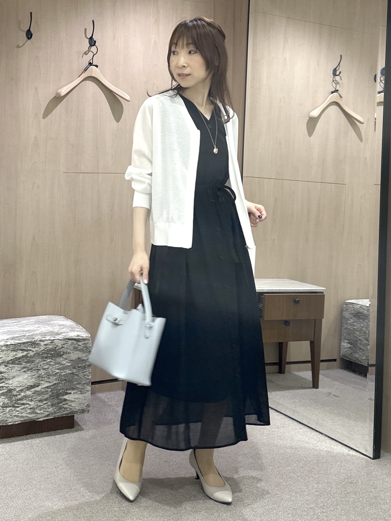 Miwaさんの「UNTITLED｜【通気性/前開きボタン】シアーVネックワンピース」を使ったコーディネート
