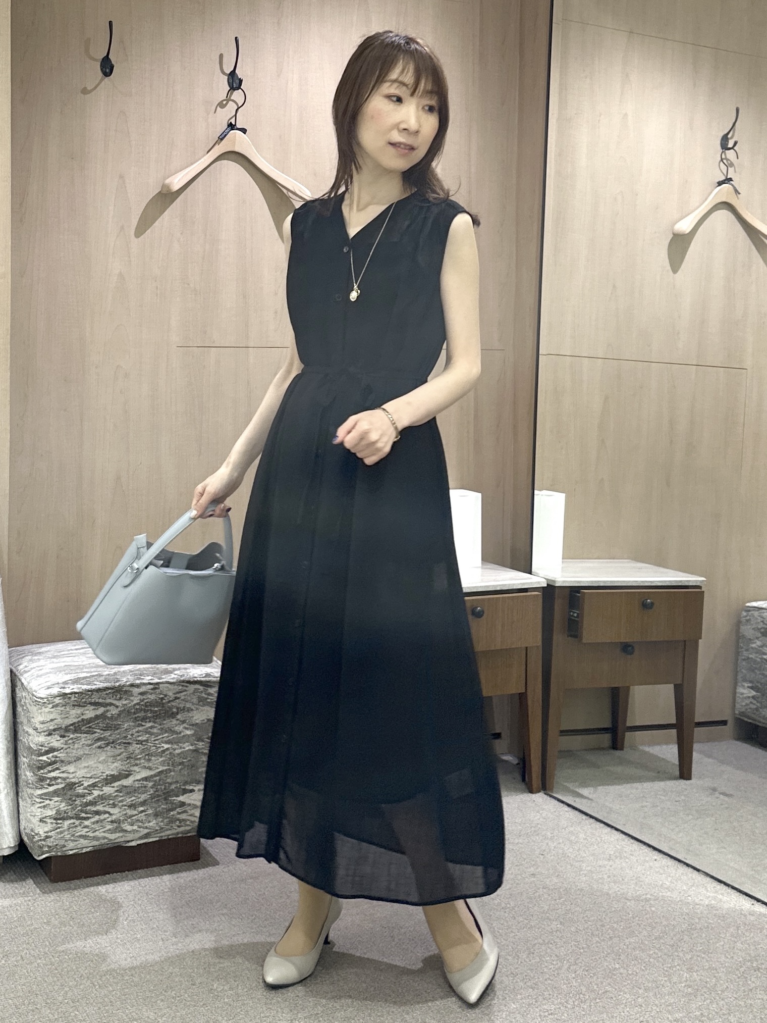 Miwaさんの「UNTITLED｜【通気性/前開きボタン】シアーVネックワンピース」を使ったコーディネート