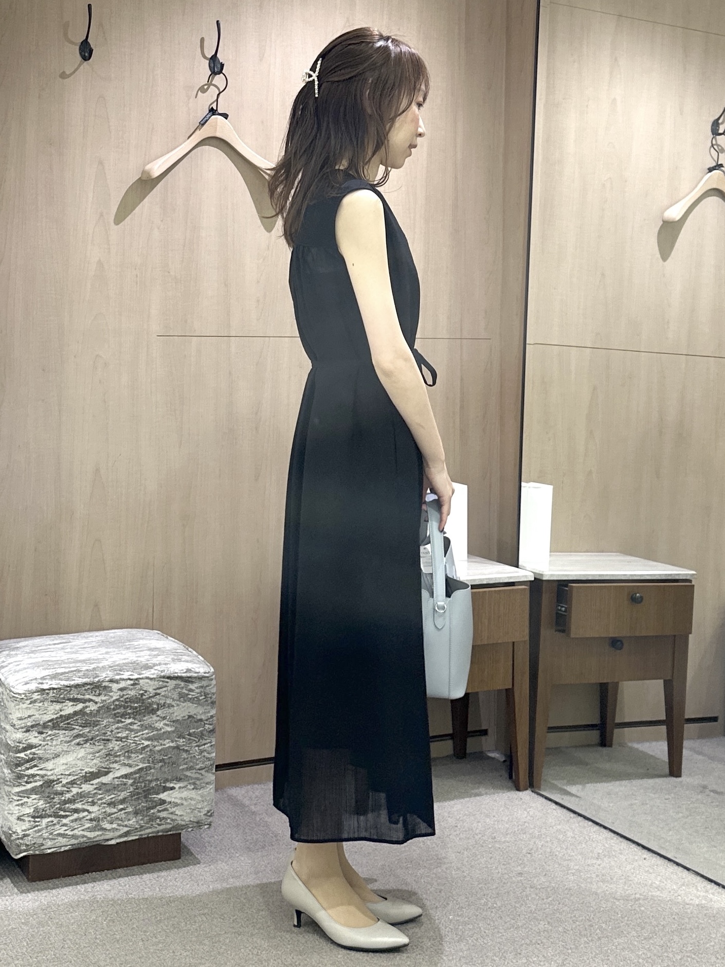 Miwaさんの「UNTITLED｜【通気性/前開きボタン】シアーVネックワンピース」を使ったコーディネート
