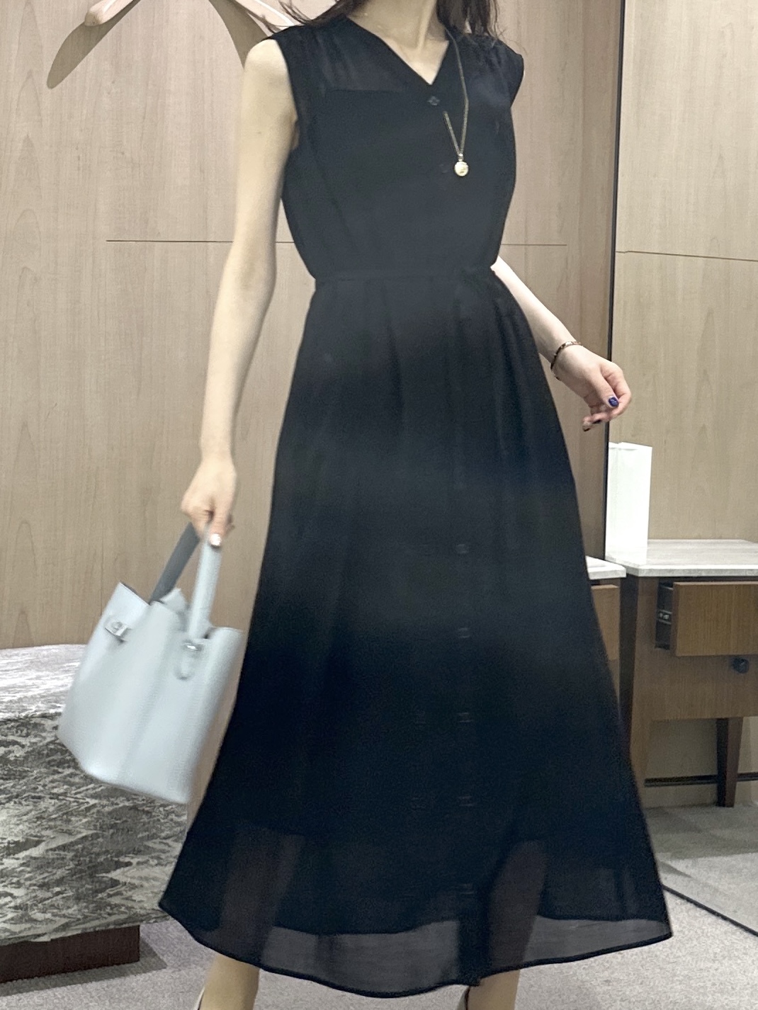 Miwaさんの「UNTITLED｜【通気性/前開きボタン】シアーVネックワンピース」を使ったコーディネート