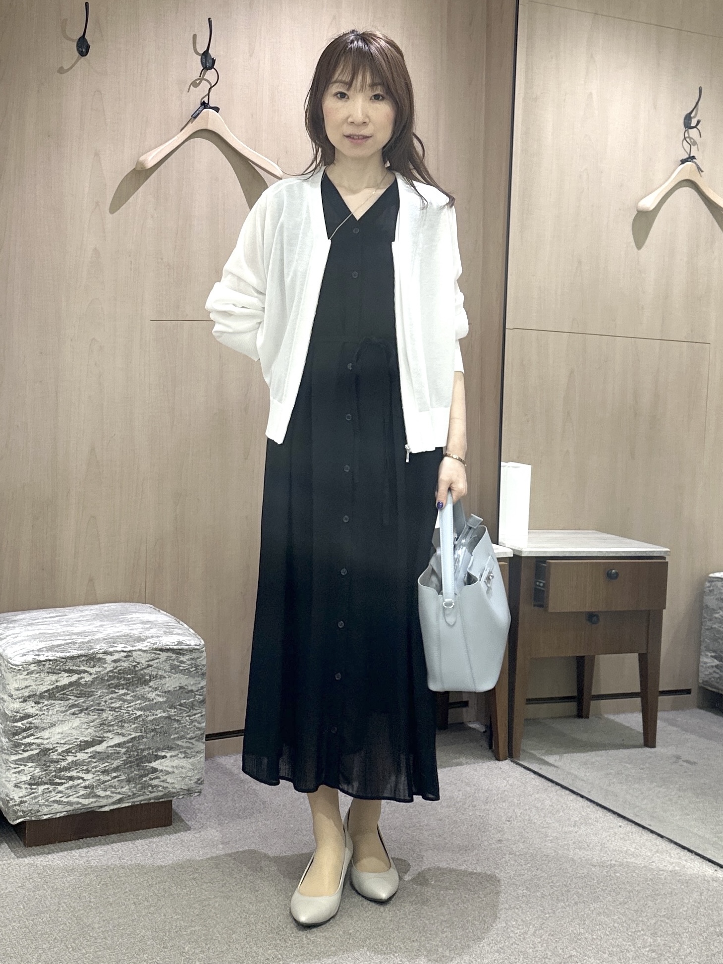 Miwaさんの「UNTITLED｜【通気性/前開きボタン】シアーVネックワンピース」を使ったコーディネート