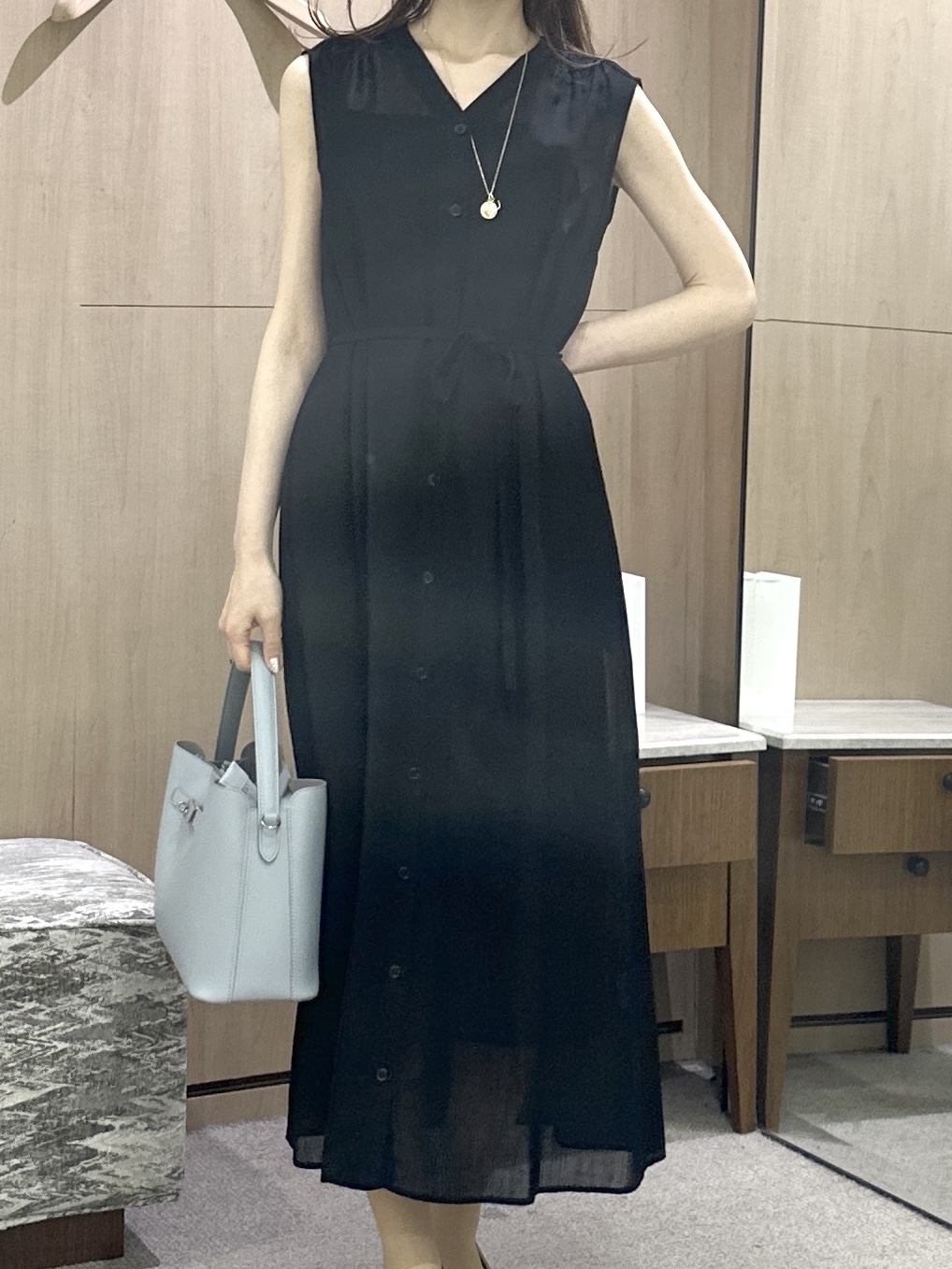 Miwaさんの「UNTITLED｜【通気性/前開きボタン】シアーVネックワンピース」を使ったコーディネート