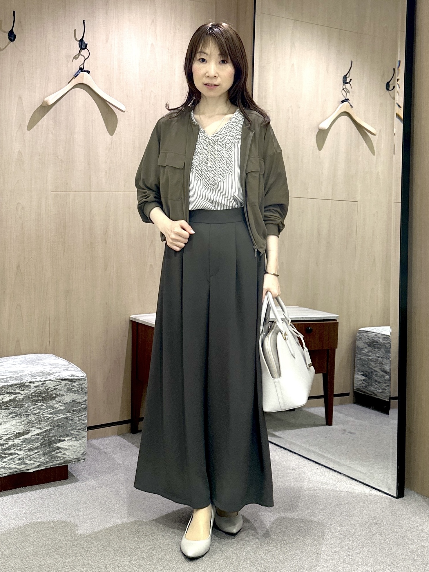 Miwaさんの「UNTITLED｜【接触冷感/通気性/洗える】Vネックフリルブラウス」を使ったコーディネート