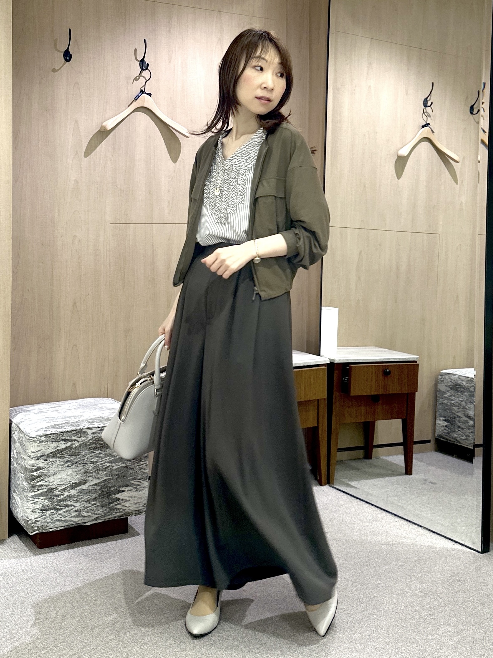 Miwaさんの「UNTITLED｜【接触冷感/通気性/洗える】Vネックフリルブラウス」を使ったコーディネート