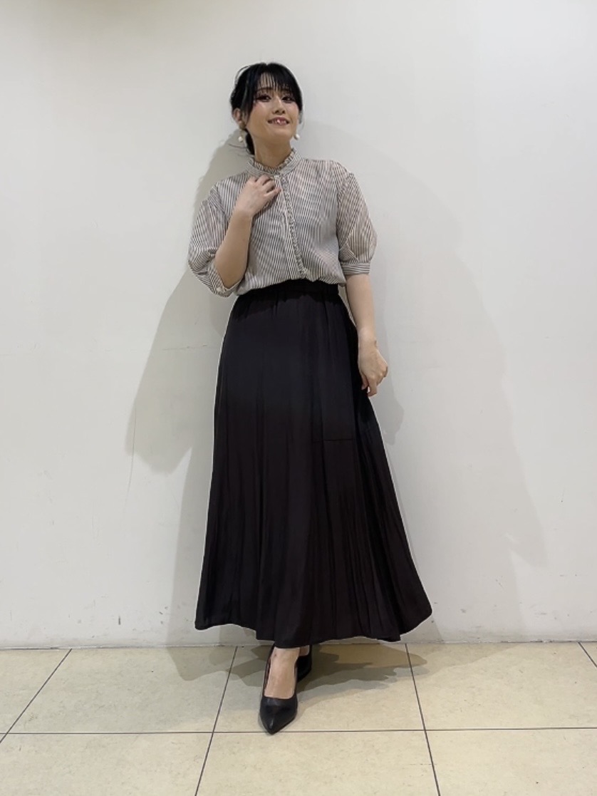 watanabeさんの「UNTITLED｜【接触冷感/通気性/洗える】スタンドカラーフリルブラウス」を使ったコーディネート