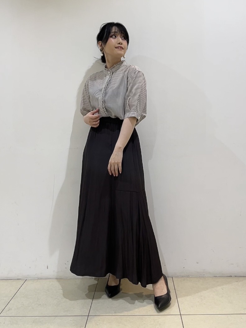 watanabeさんの「UNTITLED｜【接触冷感/通気性/洗える】スタンドカラーフリルブラウス」を使ったコーディネート
