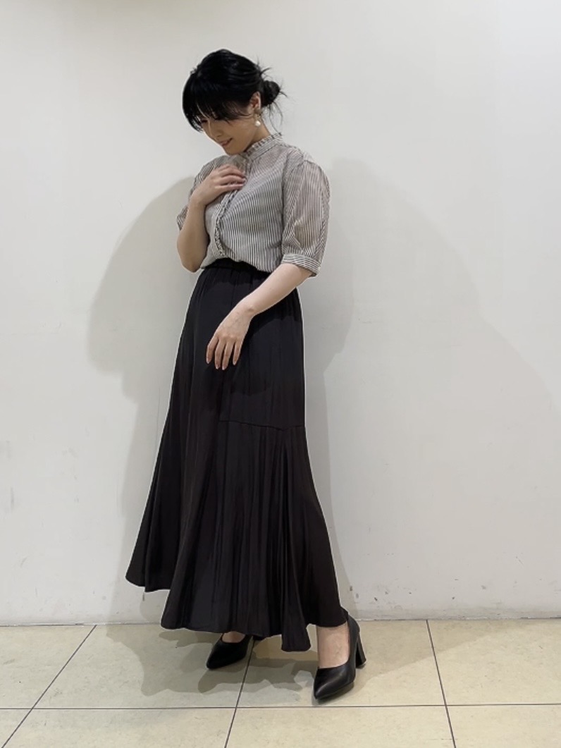 watanabeさんの「UNTITLED｜【接触冷感/通気性/洗える】スタンドカラーフリルブラウス」を使ったコーディネート