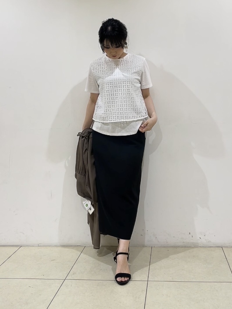 watanabeさんの「UNTITLED｜【通気性/前開きボタン】シアーVネックワンピース」を使ったコーディネート