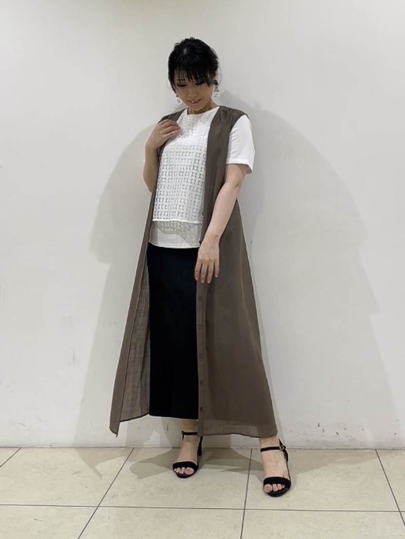 watanabeさんの「UNTITLED｜【通気性/前開きボタン】シアーVネックワンピース」を使ったコーディネート