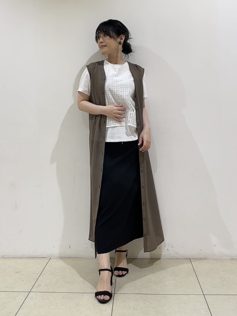 watanabeさんの「UNTITLED｜【通気性/前開きボタン】シアーVネックワンピース」を使ったコーディネート