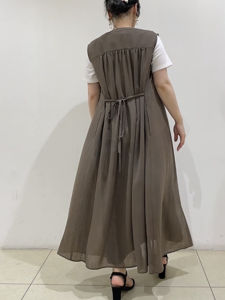watanabeさんの「UNTITLED｜【通気性/前開きボタン】シアーVネックワンピース」を使ったコーディネート