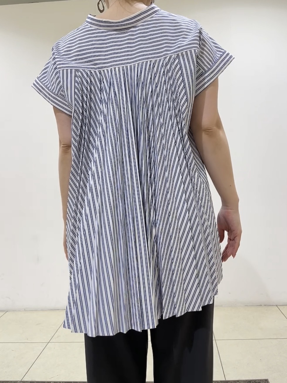 watanabeさんの「UNTITLED｜【吸水速乾/接触冷感】バックプリーツデザインブラウス」を使ったコーディネート