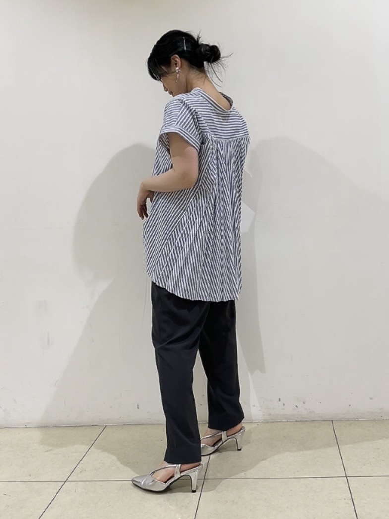 watanabeさんの「UNTITLED｜【吸水速乾/接触冷感】バックプリーツデザインブラウス」を使ったコーディネート