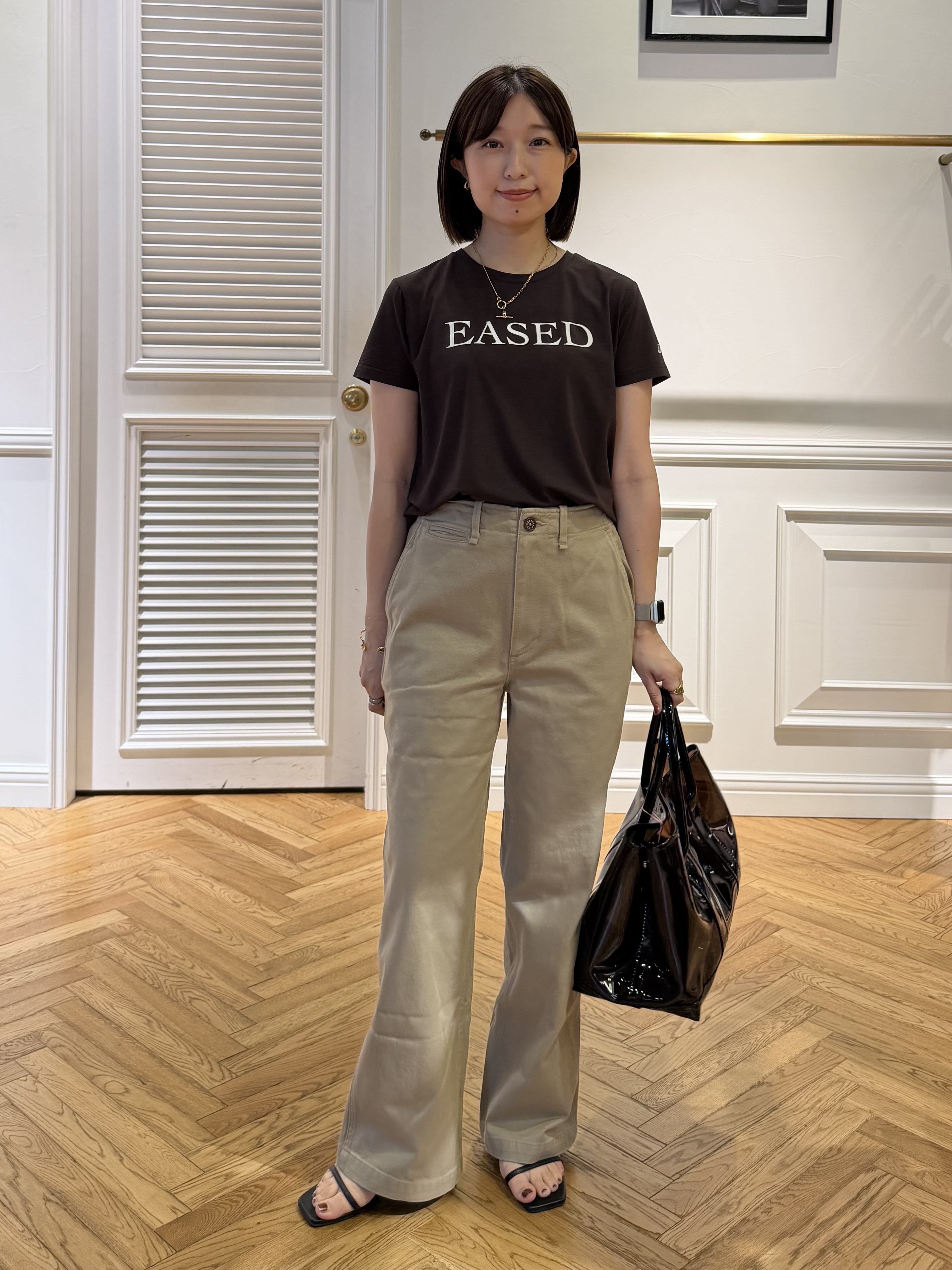 つじ まこさんの「DRESSTERIOR｜【立体ロゴ】フロッキーロゴプリントTシャツ」を使ったコーディネート