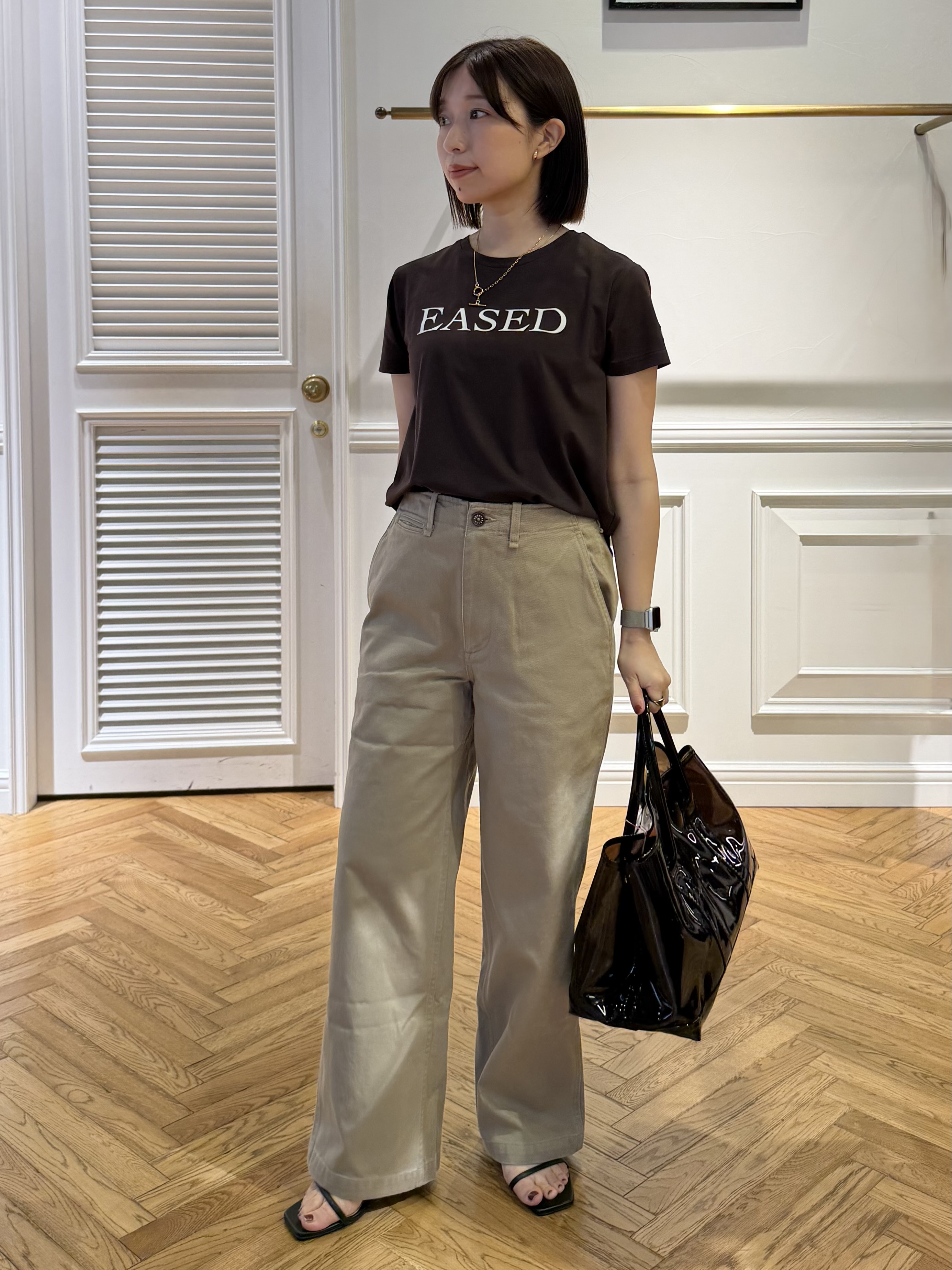 つじ まこさんの「DRESSTERIOR｜【立体ロゴ】フロッキーロゴプリントTシャツ」を使ったコーディネート