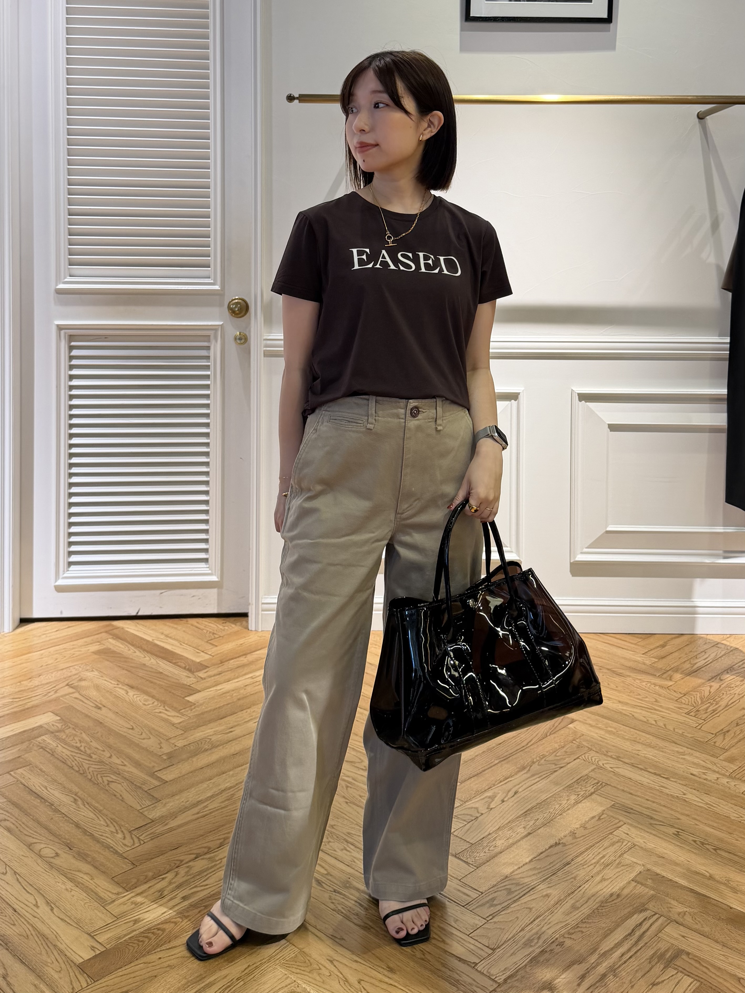 つじ まこさんの「DRESSTERIOR｜【立体ロゴ】フロッキーロゴプリントTシャツ」を使ったコーディネート