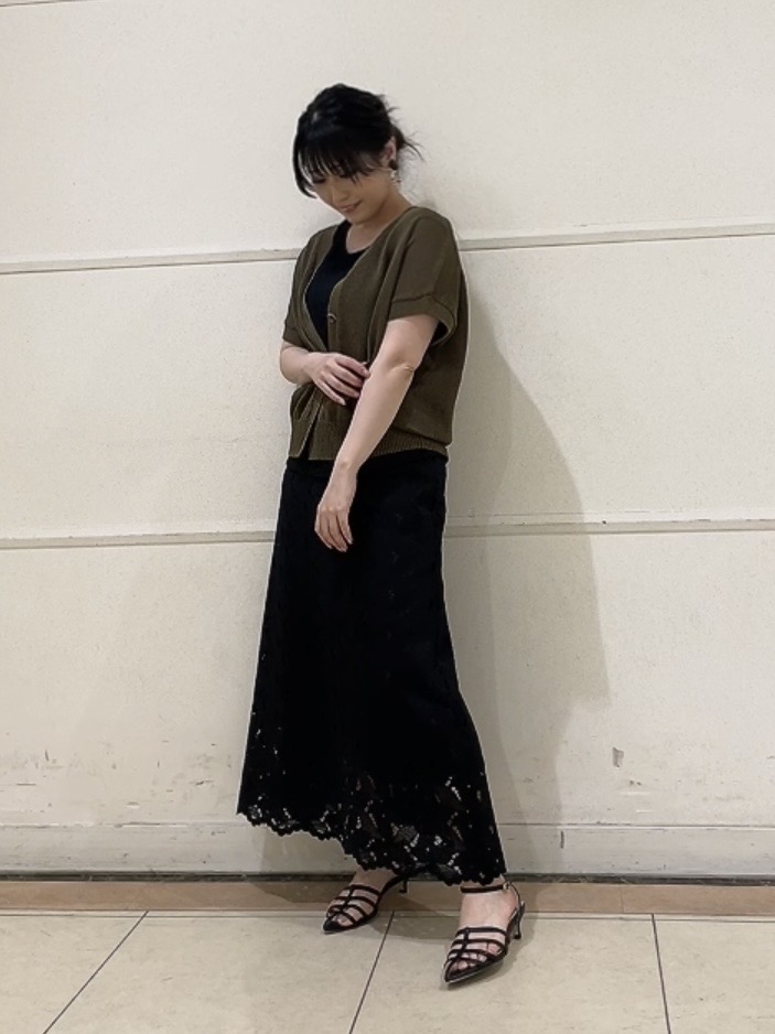 watanabeさんの「UNTITLED｜【洗える/清涼感】ドライタッチスリーブレスカーディガン」を使ったコーディネート