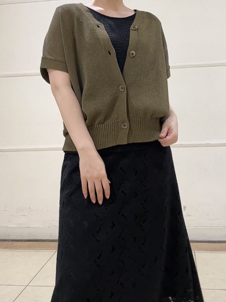 watanabeさんの「UNTITLED｜【洗える/清涼感】ドライタッチスリーブレスカーディガン」を使ったコーディネート