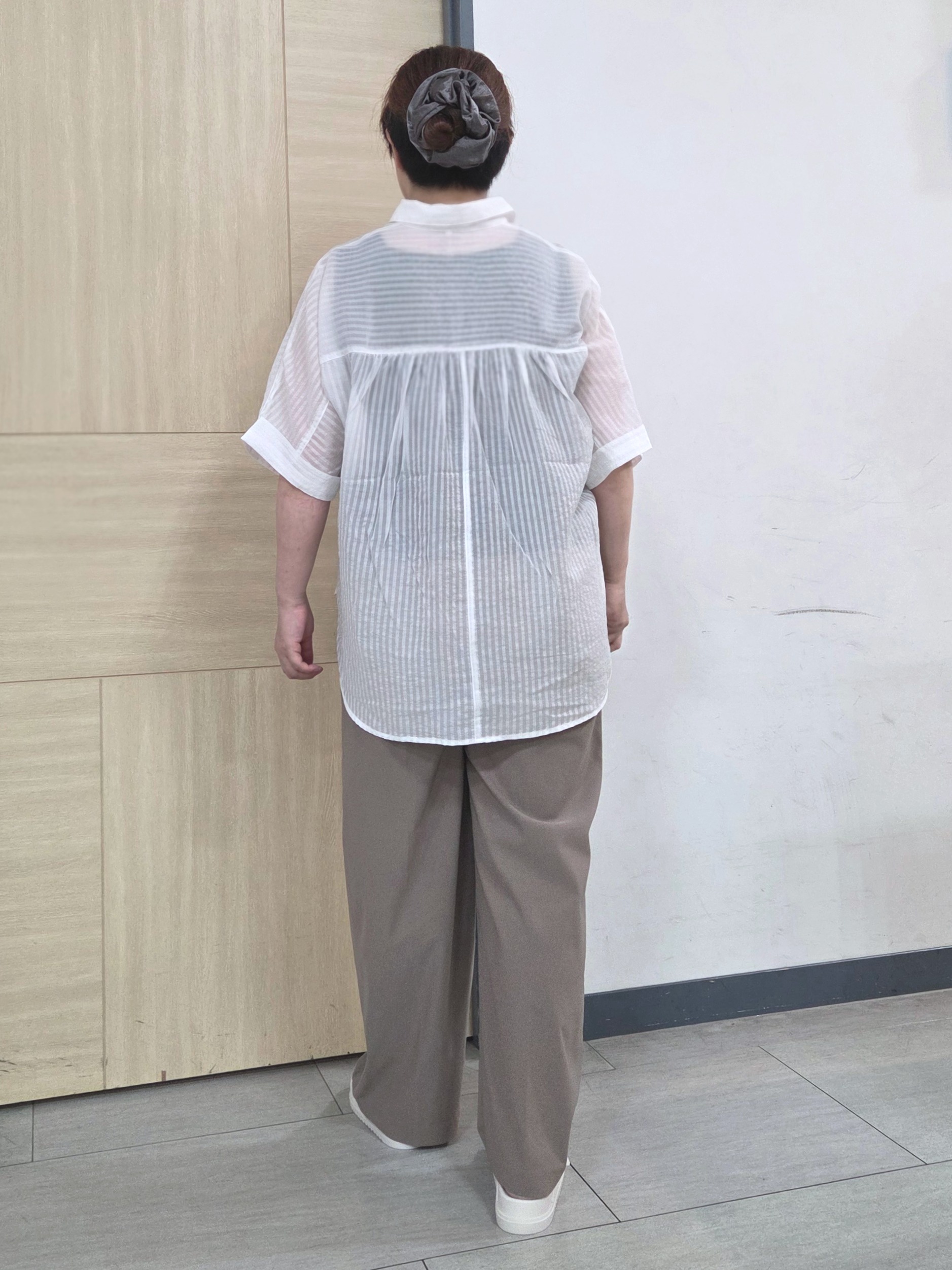 にゃみさんの「grove｜【洗濯機◎・体型カバー】ON/OFF使える、シアースキッパーシャツ」を使ったコーディネート
