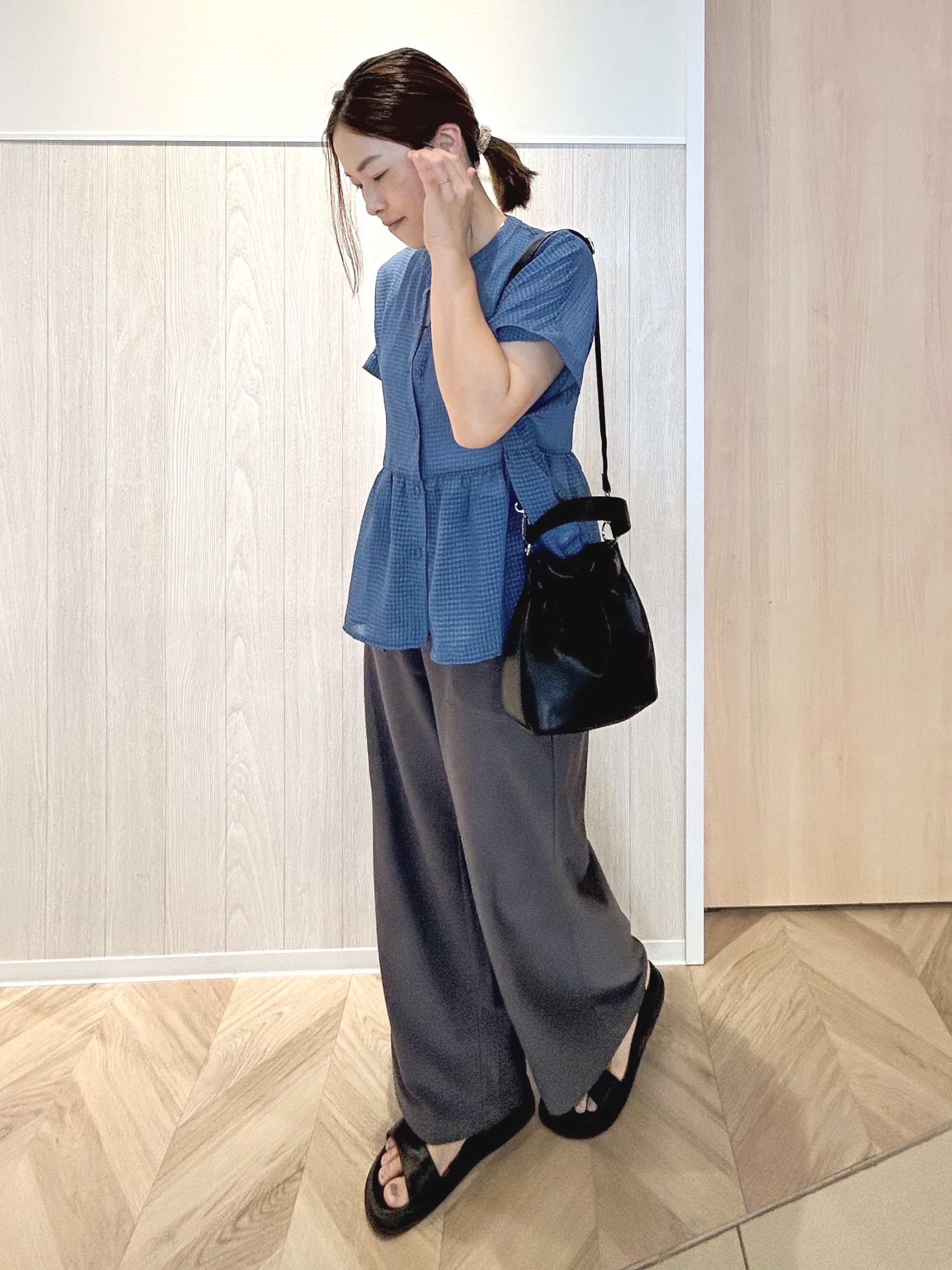 tomoさんの「SHOO･LA･RUE｜【S-LL/洗濯機可】シアーペプラムブラウス」を使ったコーディネート