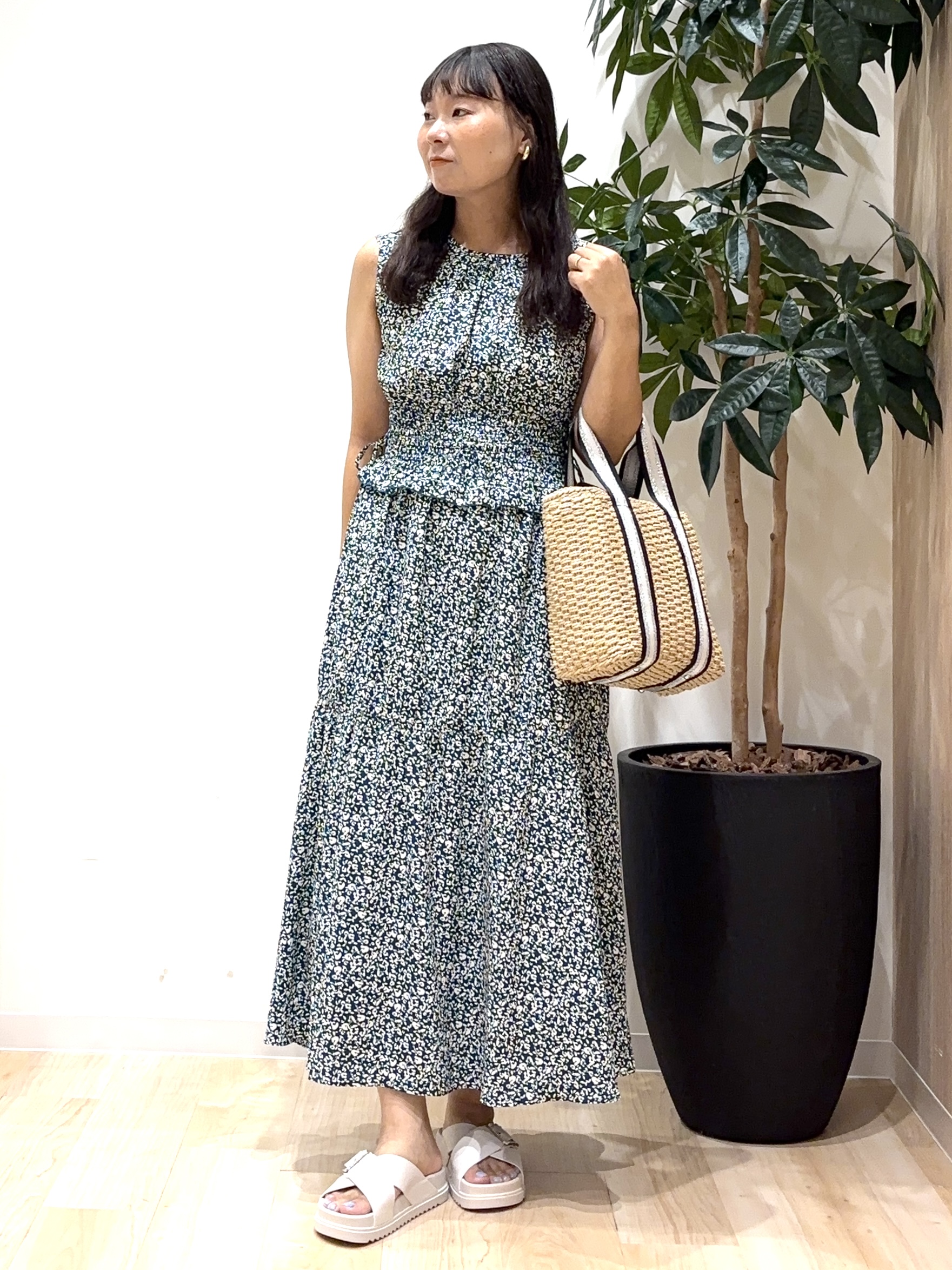 miraiさんの「grove｜【低身長さんも選べる着丈・洗濯機◎】花柄ウエストシャーリングワンピース」を使ったコーディネート