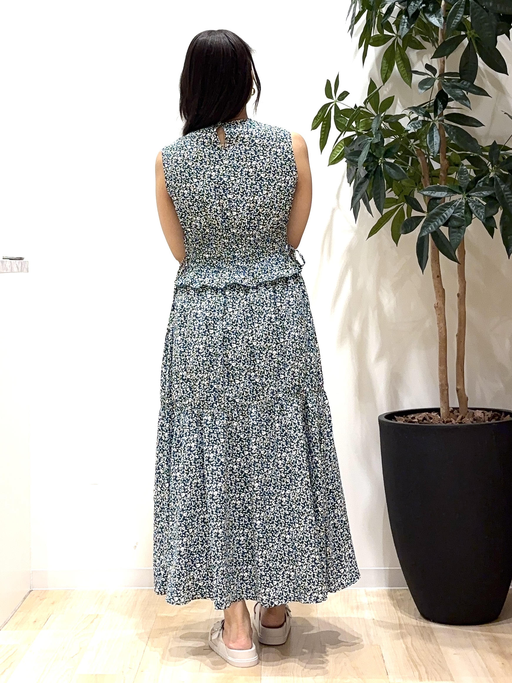 miraiさんの「grove｜【低身長さんも選べる着丈・洗濯機◎】花柄ウエストシャーリングワンピース」を使ったコーディネート