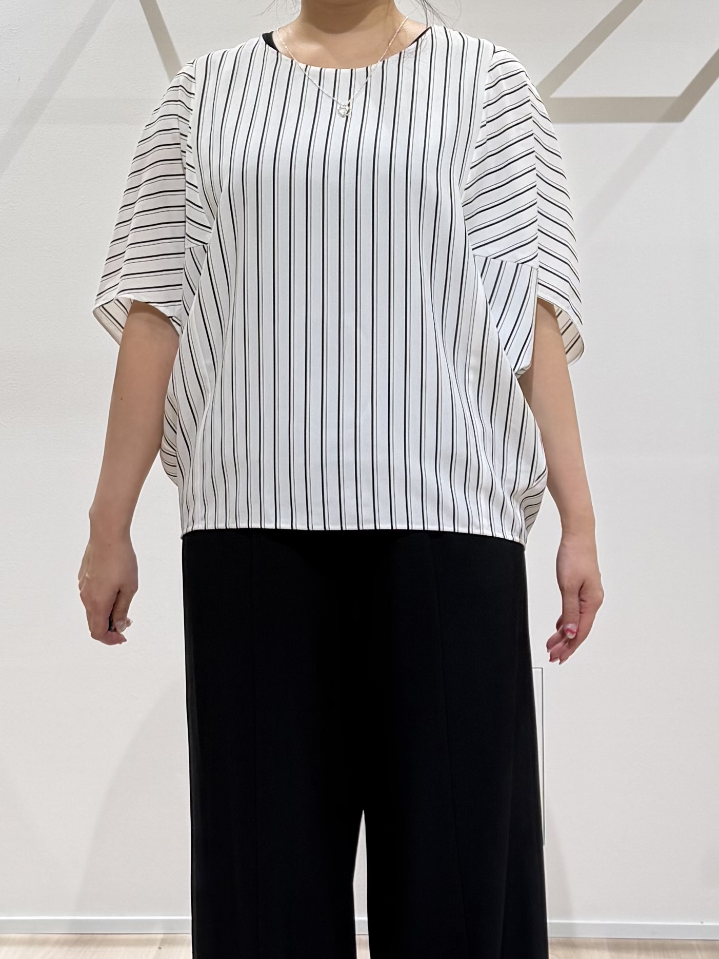 TOMOMIさんの「UNTITLED｜【UVケア／接触冷感】ジョーゼットドルマンブラウス」を使ったコーディネート
