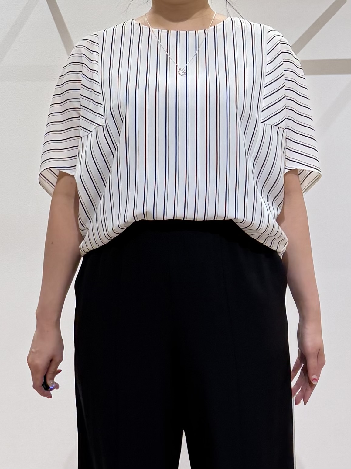 TOMOMIさんの「UNTITLED｜【UVケア／接触冷感】ジョーゼットドルマンブラウス」を使ったコーディネート