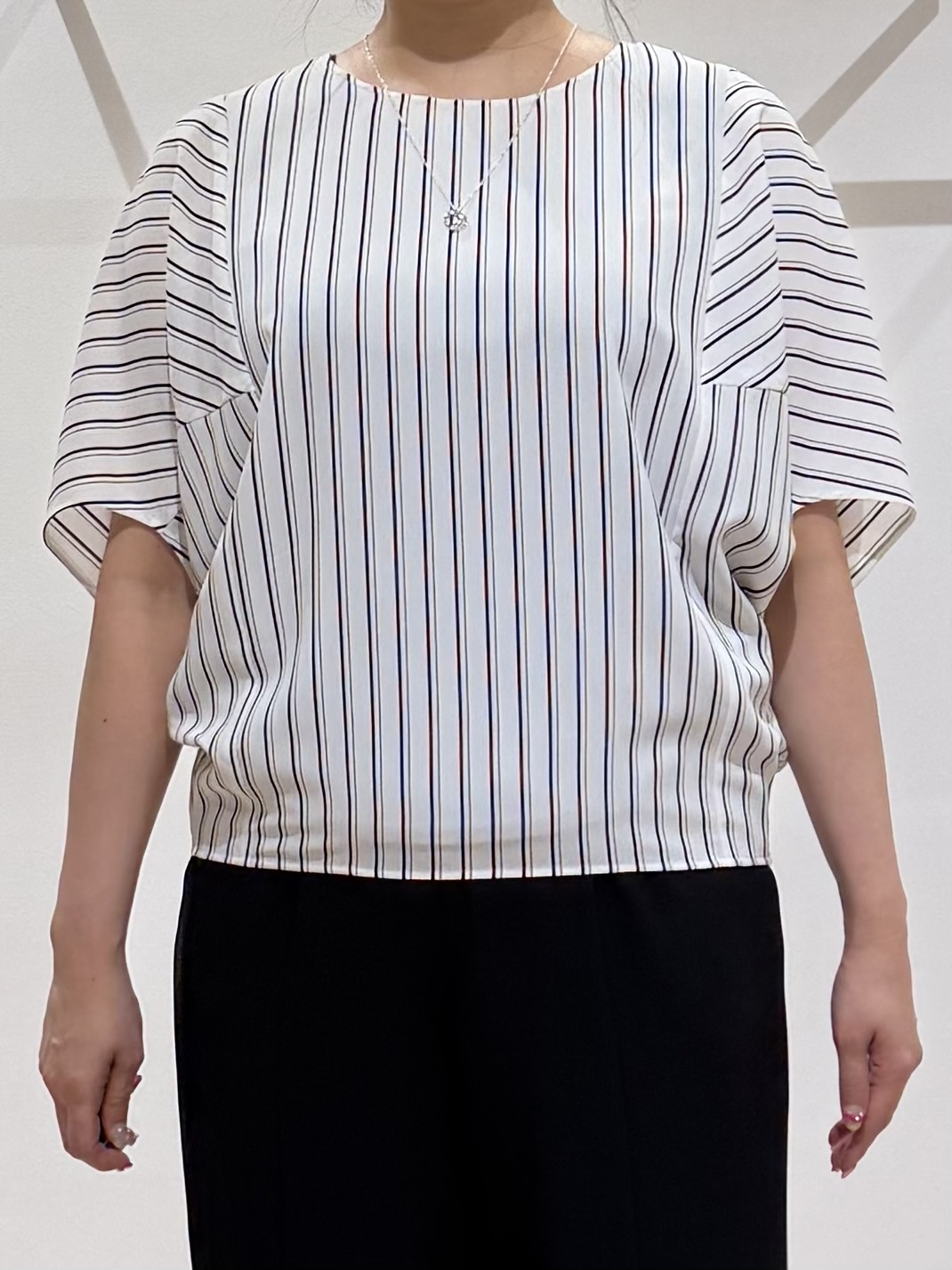 TOMOMIさんの「UNTITLED｜【UVケア／接触冷感】ジョーゼットドルマンブラウス」を使ったコーディネート