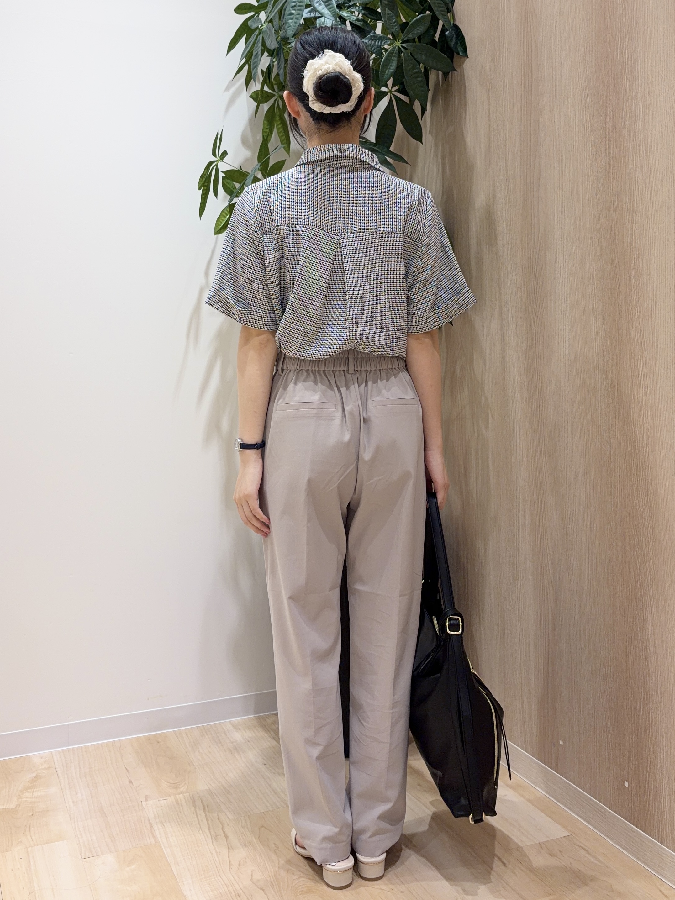 ayaneさんの「grove｜半袖になって再登場！【洗える】チャーム付きマルチWAYボウタイブラウス」を使ったコーディネート