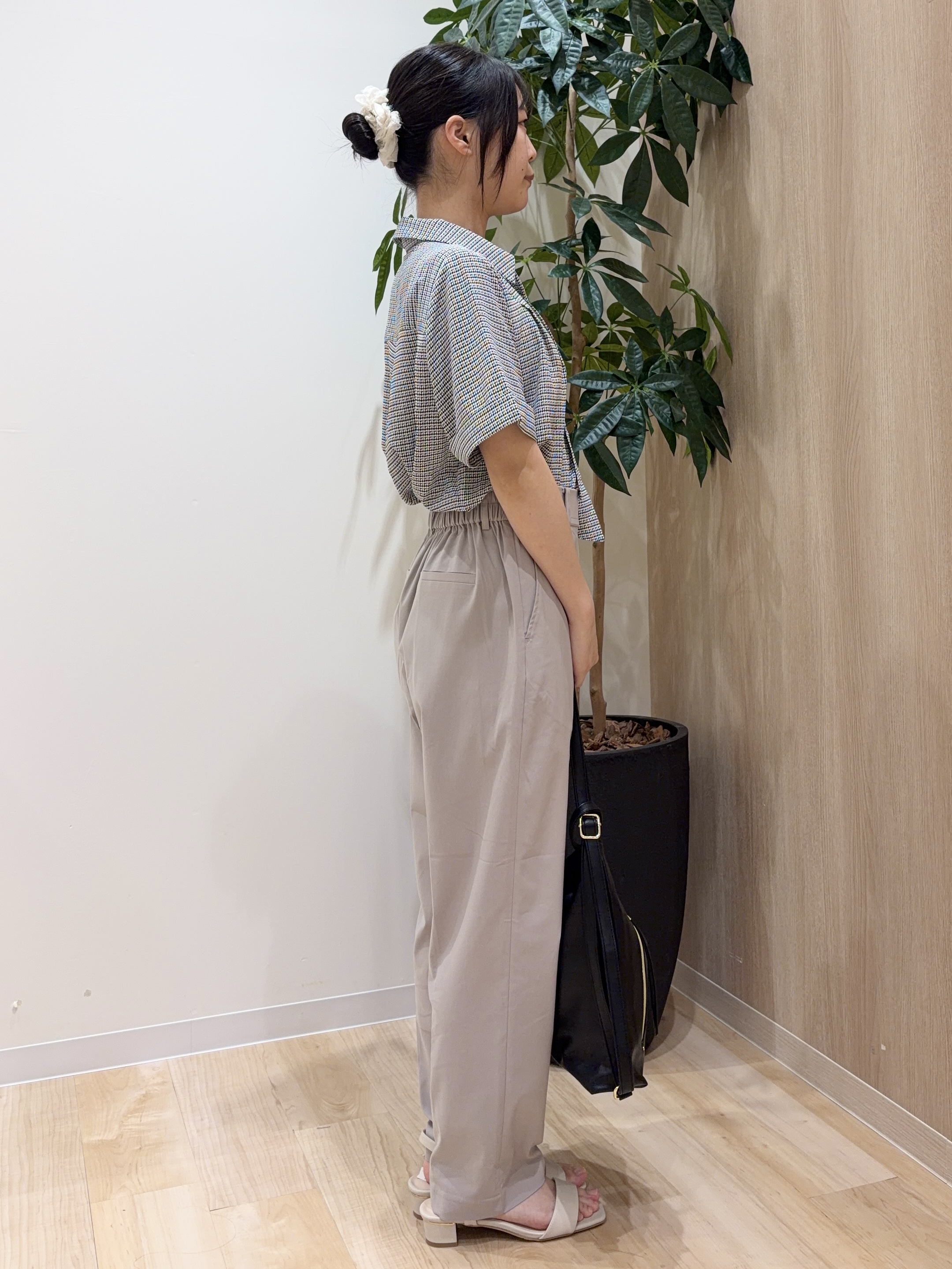 ayaneさんの「grove｜半袖になって再登場！【洗える】チャーム付きマルチWAYボウタイブラウス」を使ったコーディネート