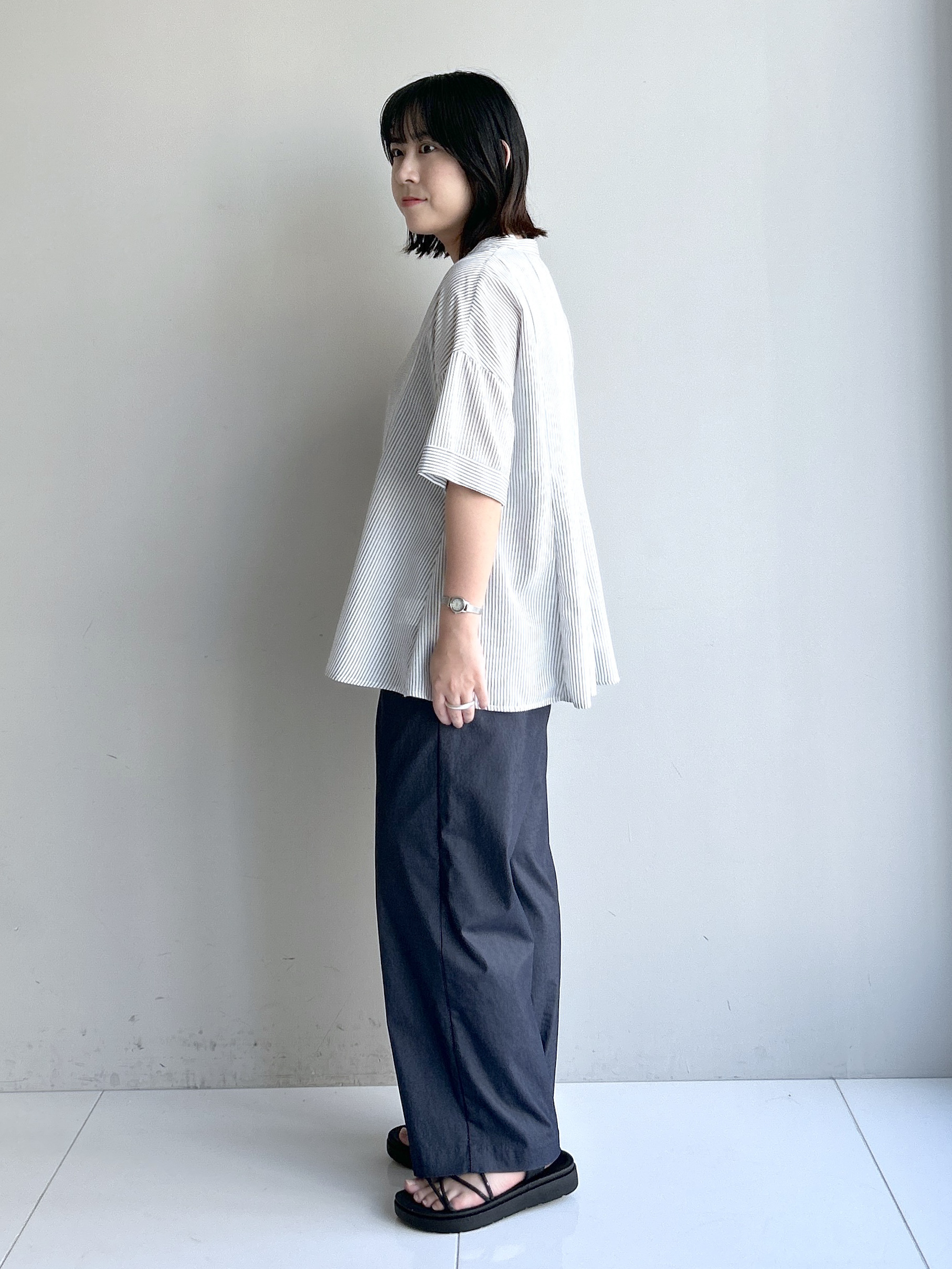 Hirokaさんの「grove｜【洗濯機OK・ひんやり】さらっと軽やか、夏のフレアシャツ」を使ったコーディネート