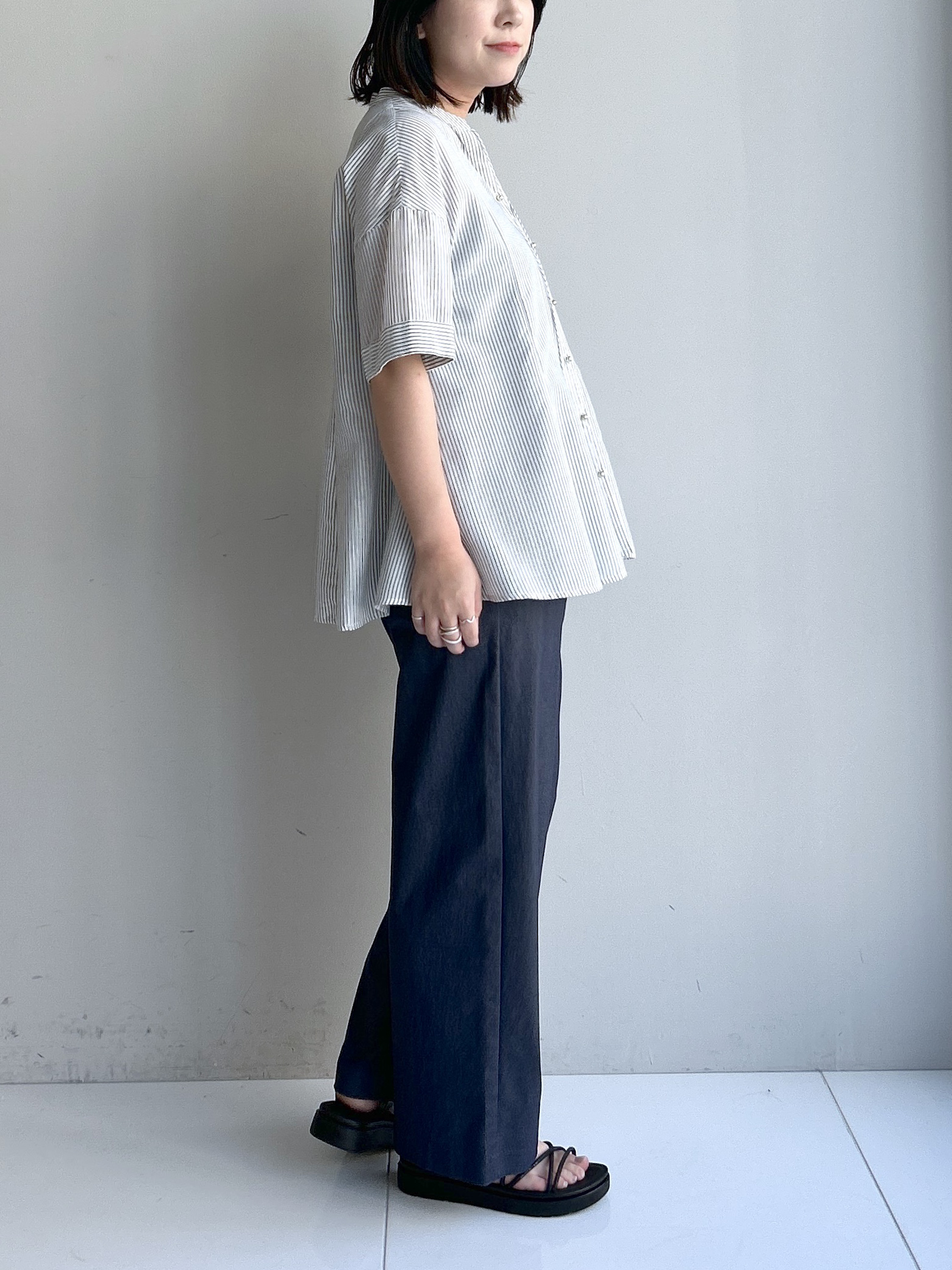Hirokaさんの「grove｜【洗濯機OK・ひんやり】さらっと軽やか、夏のフレアシャツ」を使ったコーディネート