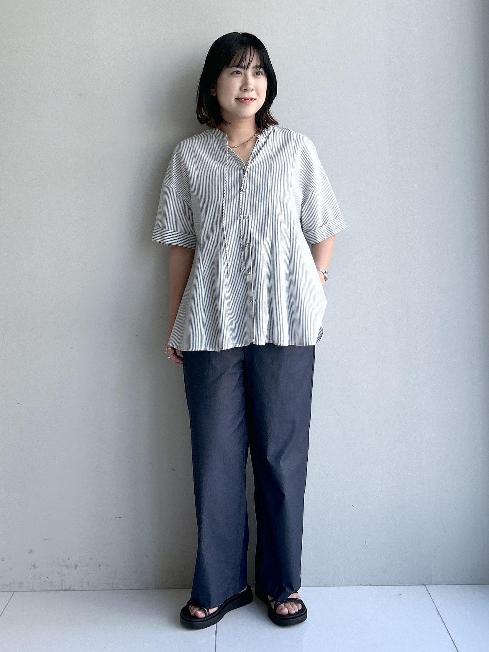 Hirokaさんの「grove｜【洗濯機OK・ひんやり】さらっと軽やか、夏のフレアシャツ」を使ったコーディネート