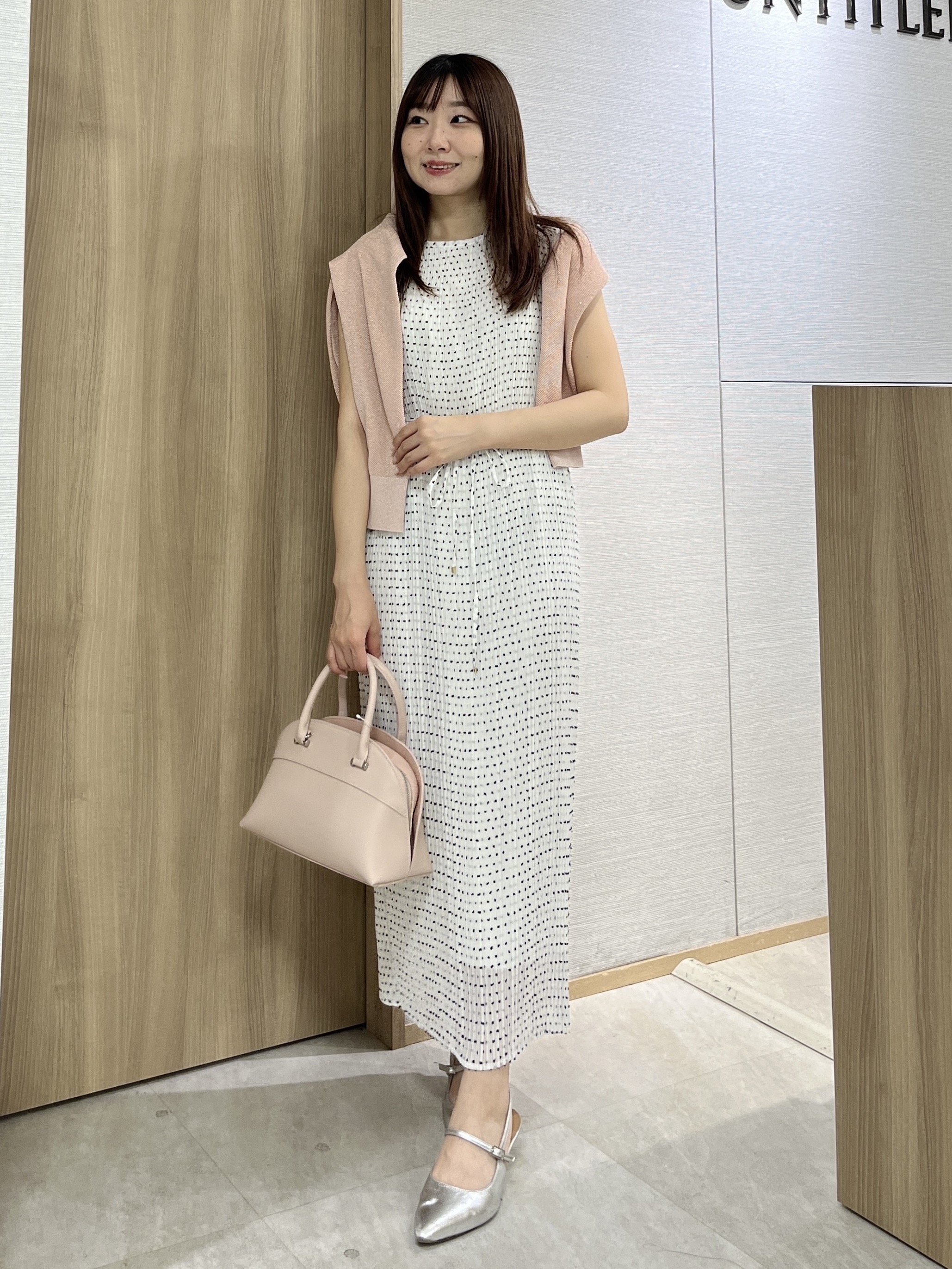 KAHOさんの「UNTITLED｜【華やか/シアー感】ドットジャガードワンピース」を使ったコーディネート