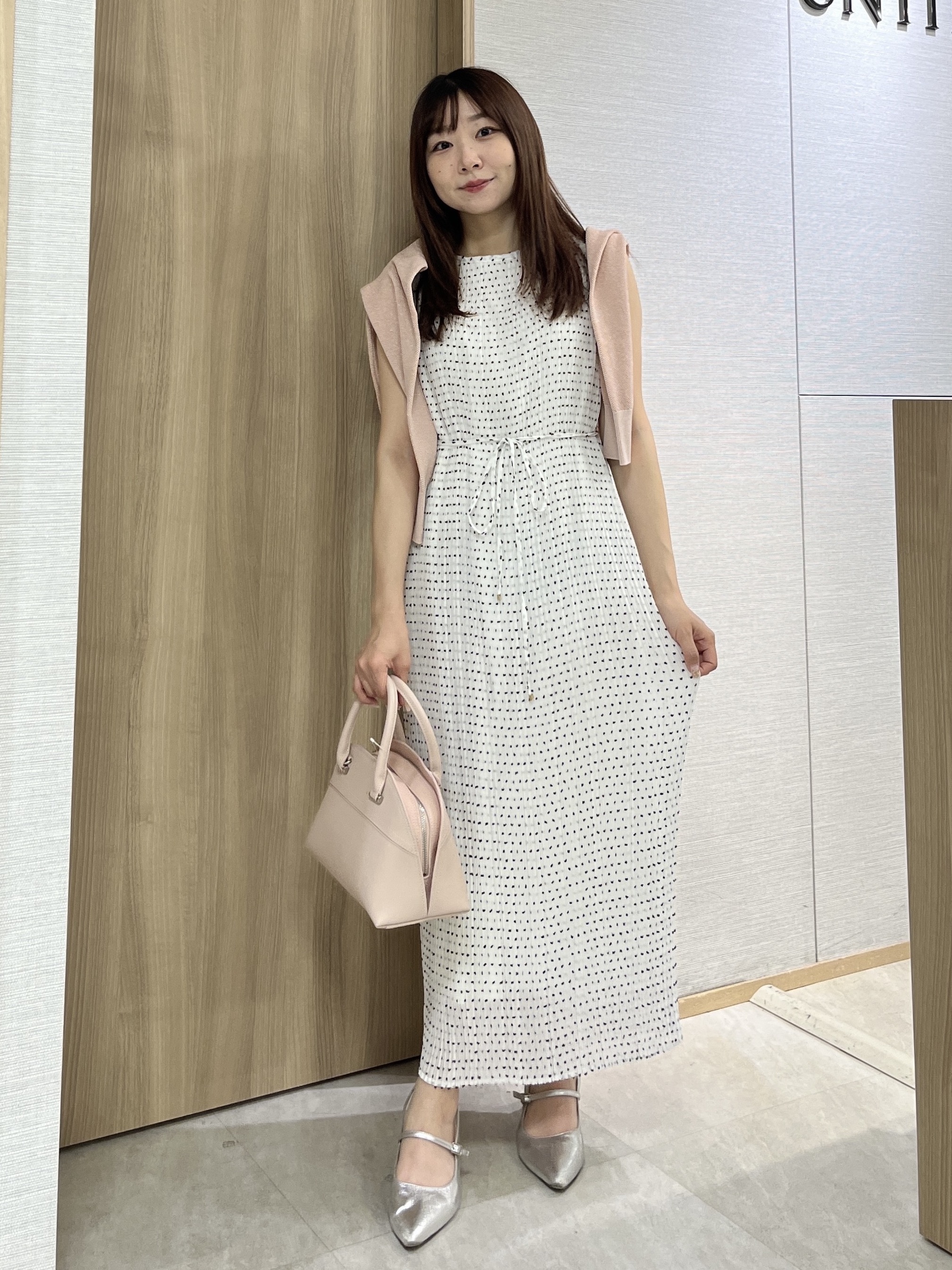 KAHOさんの「UNTITLED｜【華やか/シアー感】ドットジャガードワンピース」を使ったコーディネート