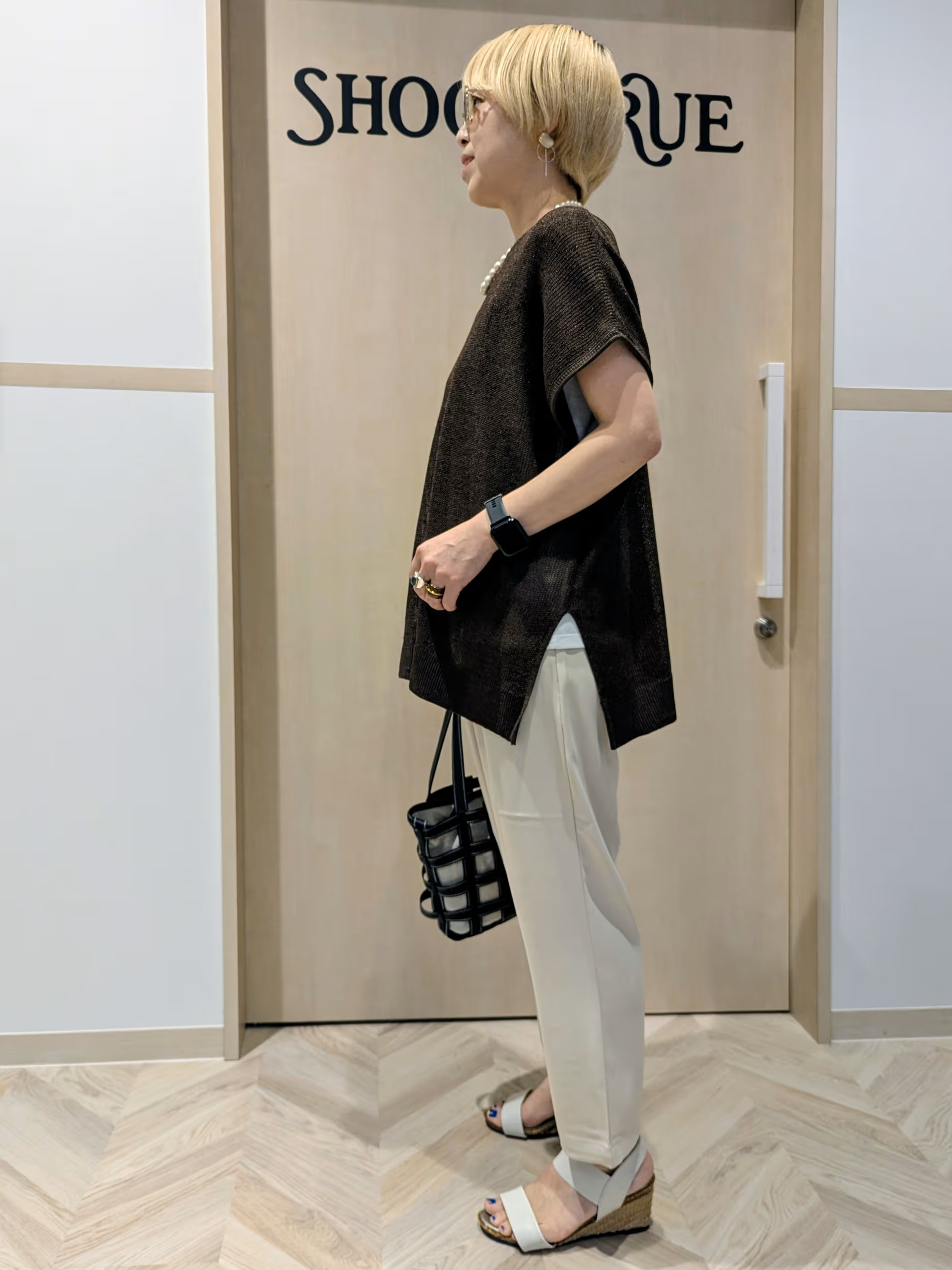 chieさんの「SHOO･LA･RUE｜【2点セット/前後2WAY/洗濯機可/S-LL】体型カバーも叶う ラメ畦ニット+タンクトップ」を使ったコーディネート