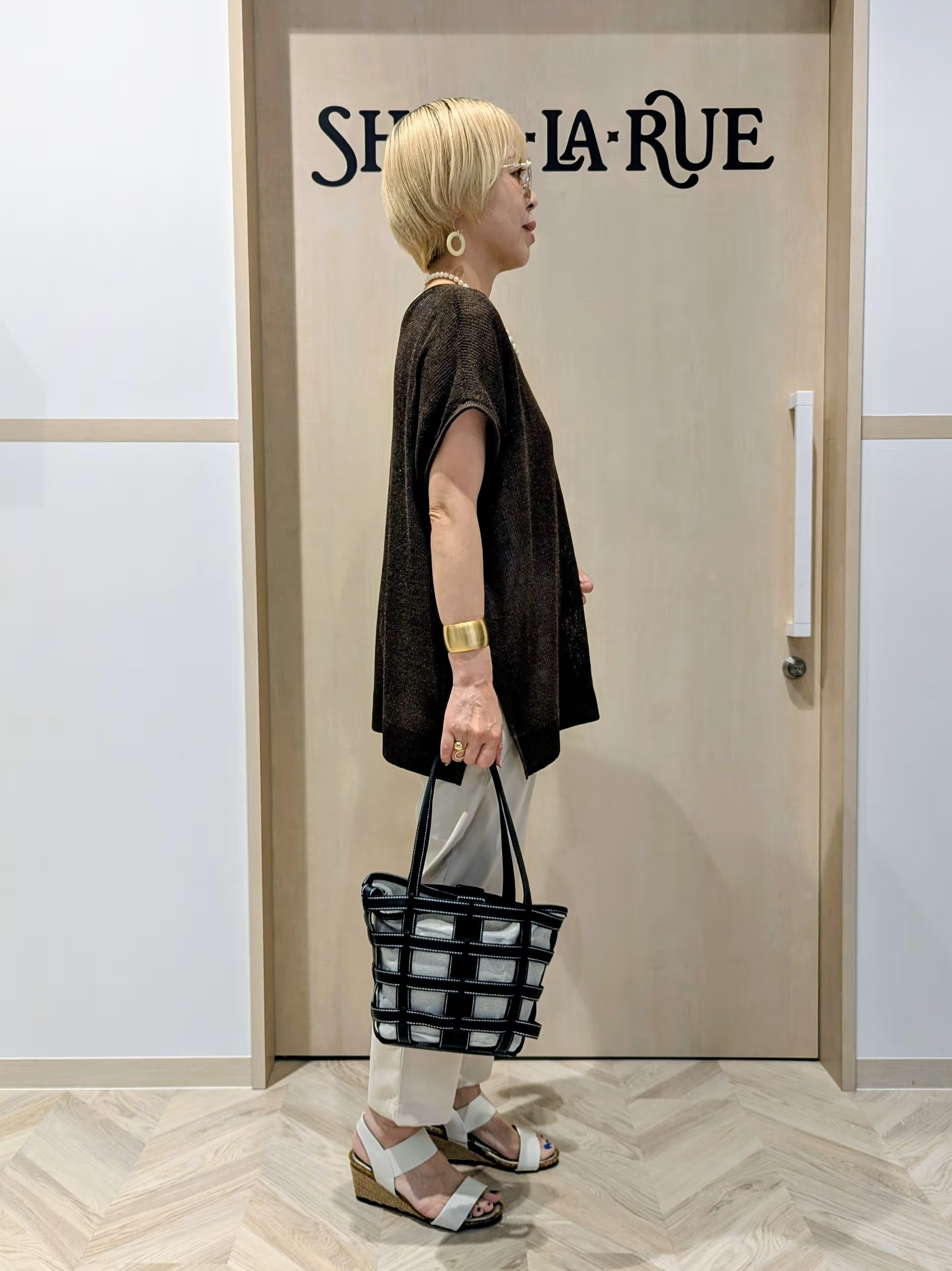 chieさんの「SHOO･LA･RUE｜【2点セット/前後2WAY/洗濯機可/S-LL】体型カバーも叶う ラメ畦ニット+タンクトップ」を使ったコーディネート