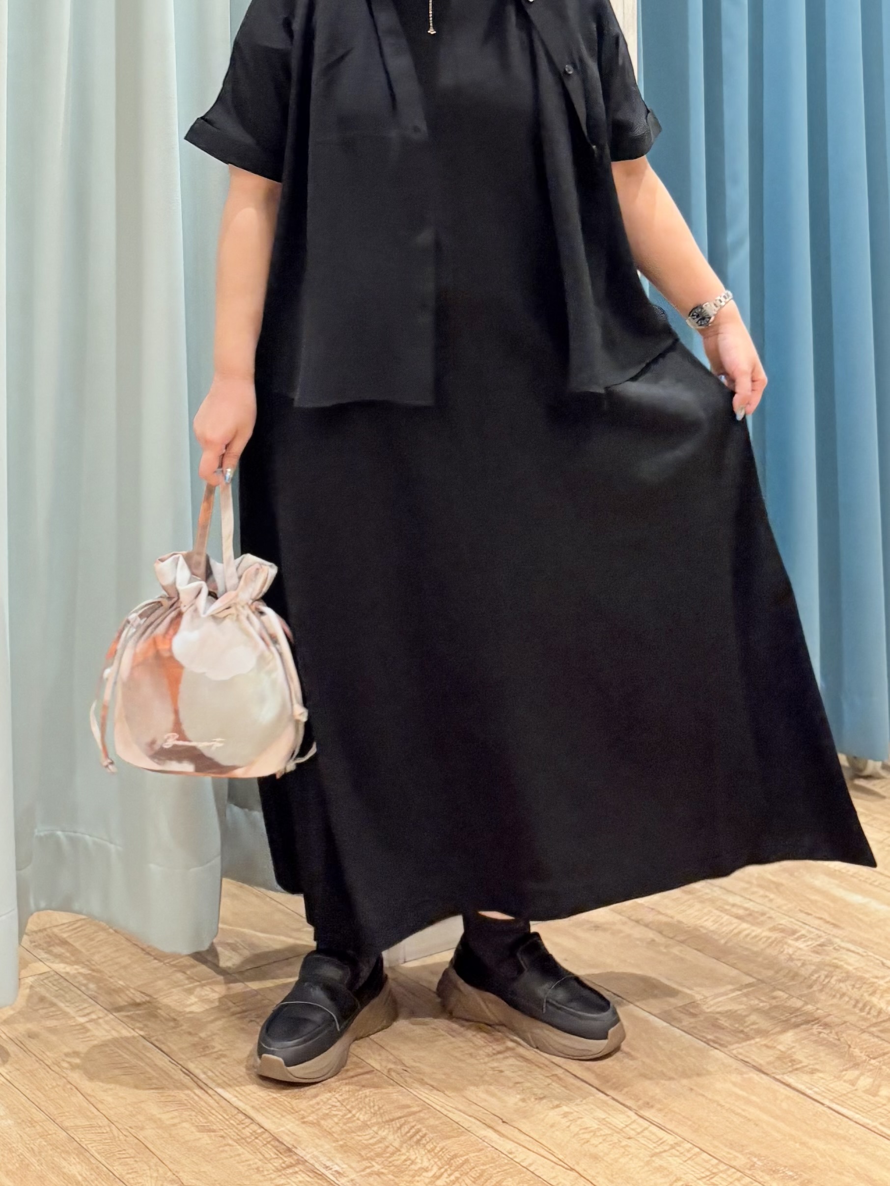 砂糖さんの「SHOO･LA･RUE｜【ひんやり/洗濯後しわになりにくい/S-LL】着るだけでこなれ見え 二の腕も隠せるデザイン半袖シャツ」を使ったコーディネート