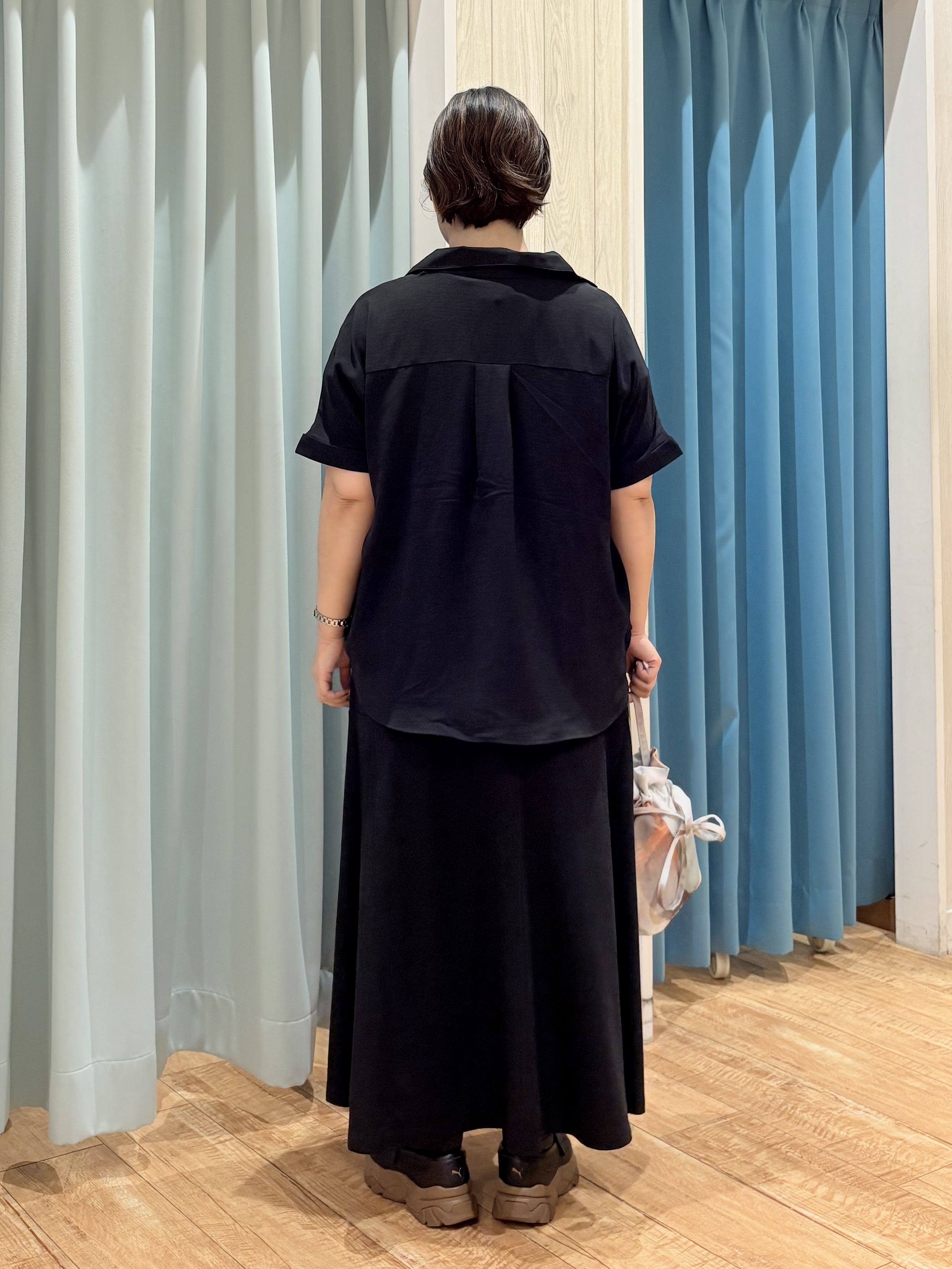 砂糖さんの「SHOO･LA･RUE｜【ひんやり/洗濯後しわになりにくい/S-LL】着るだけでこなれ見え 二の腕も隠せるデザイン半袖シャツ」を使ったコーディネート