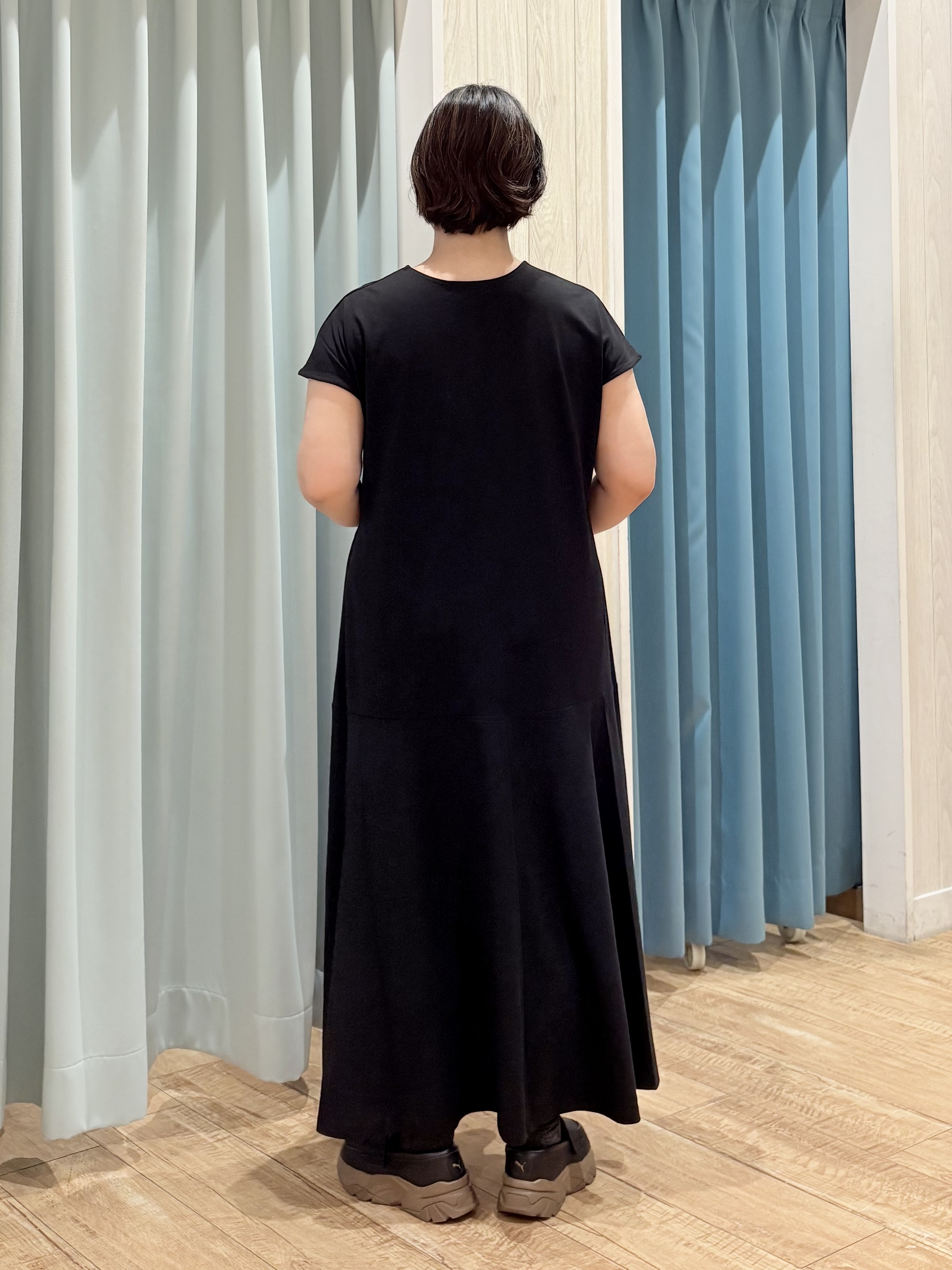砂糖さんの「SHOO･LA･RUE｜【ひんやり/洗濯後しわになりにくい/S-LL】着るだけでこなれ見え 二の腕も隠せるデザイン半袖シャツ」を使ったコーディネート