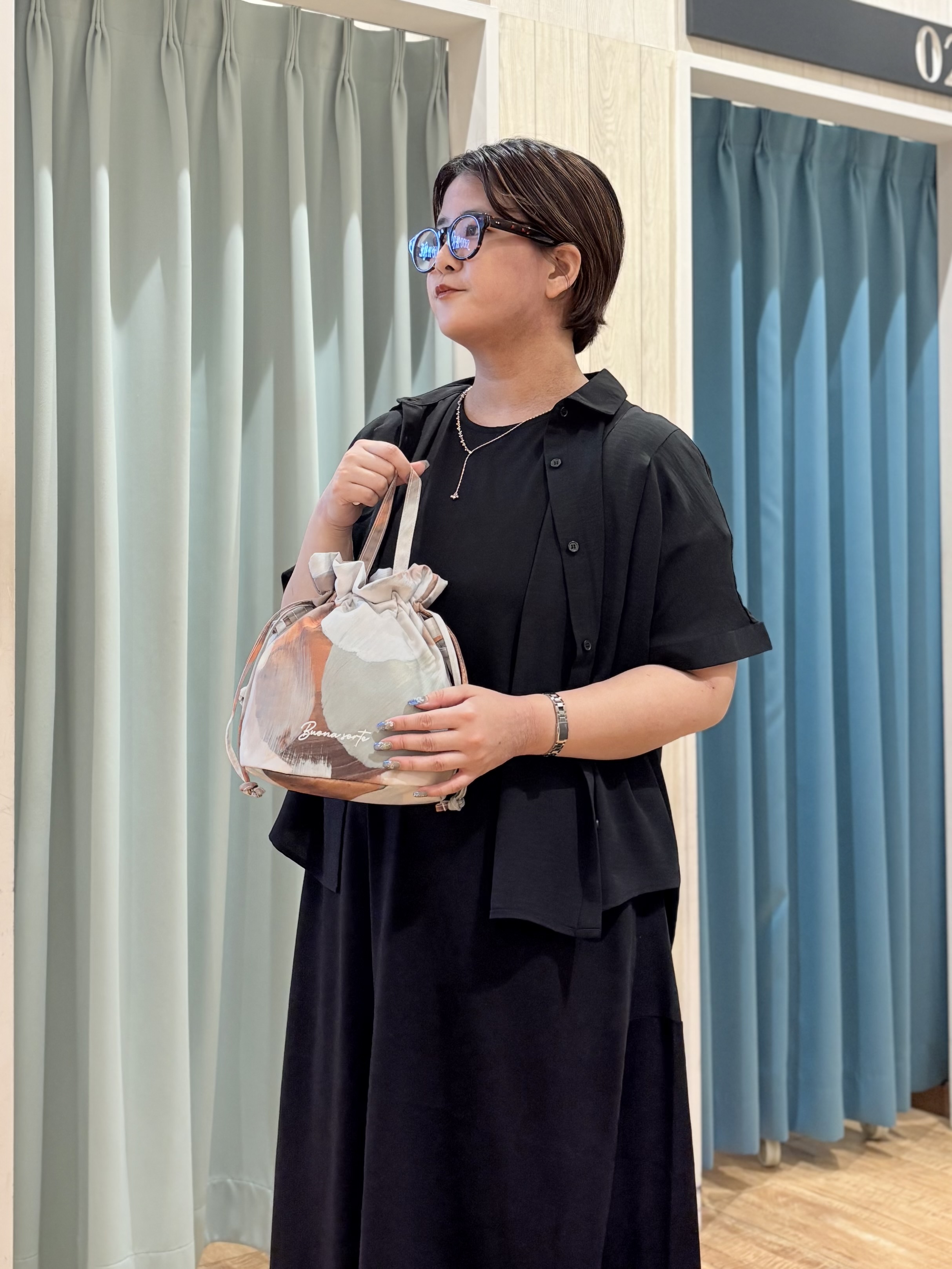 砂糖さんの「SHOO･LA･RUE｜【ひんやり/洗濯後しわになりにくい/S-LL】着るだけでこなれ見え 二の腕も隠せるデザイン半袖シャツ」を使ったコーディネート