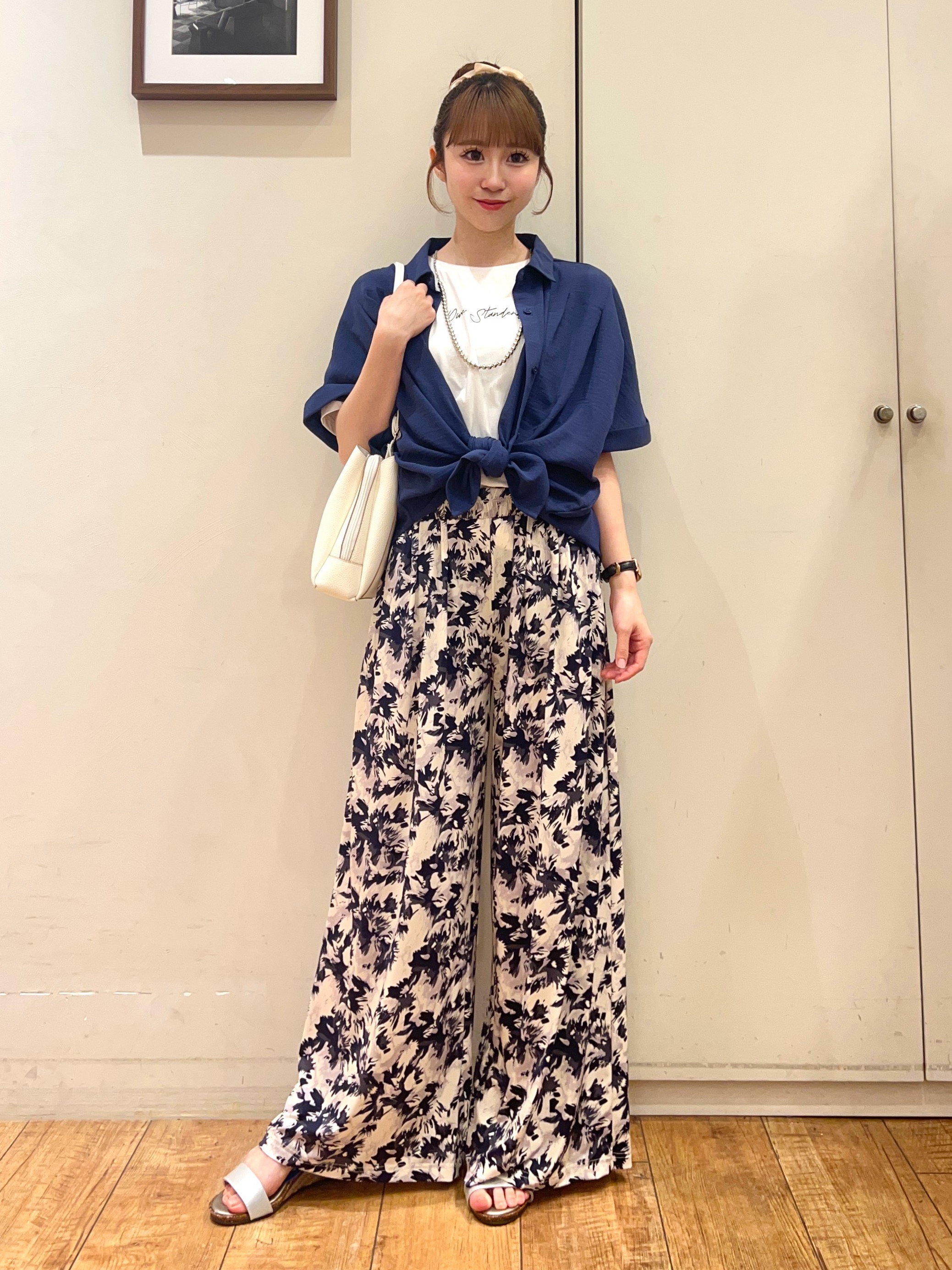 AIRIさんの「SHOO･LA･RUE｜【ひんやり/洗濯後しわになりにくい/S-LL】着るだけでこなれ見え 二の腕も隠せるデザイン半袖シャツ」を使ったコーディネート