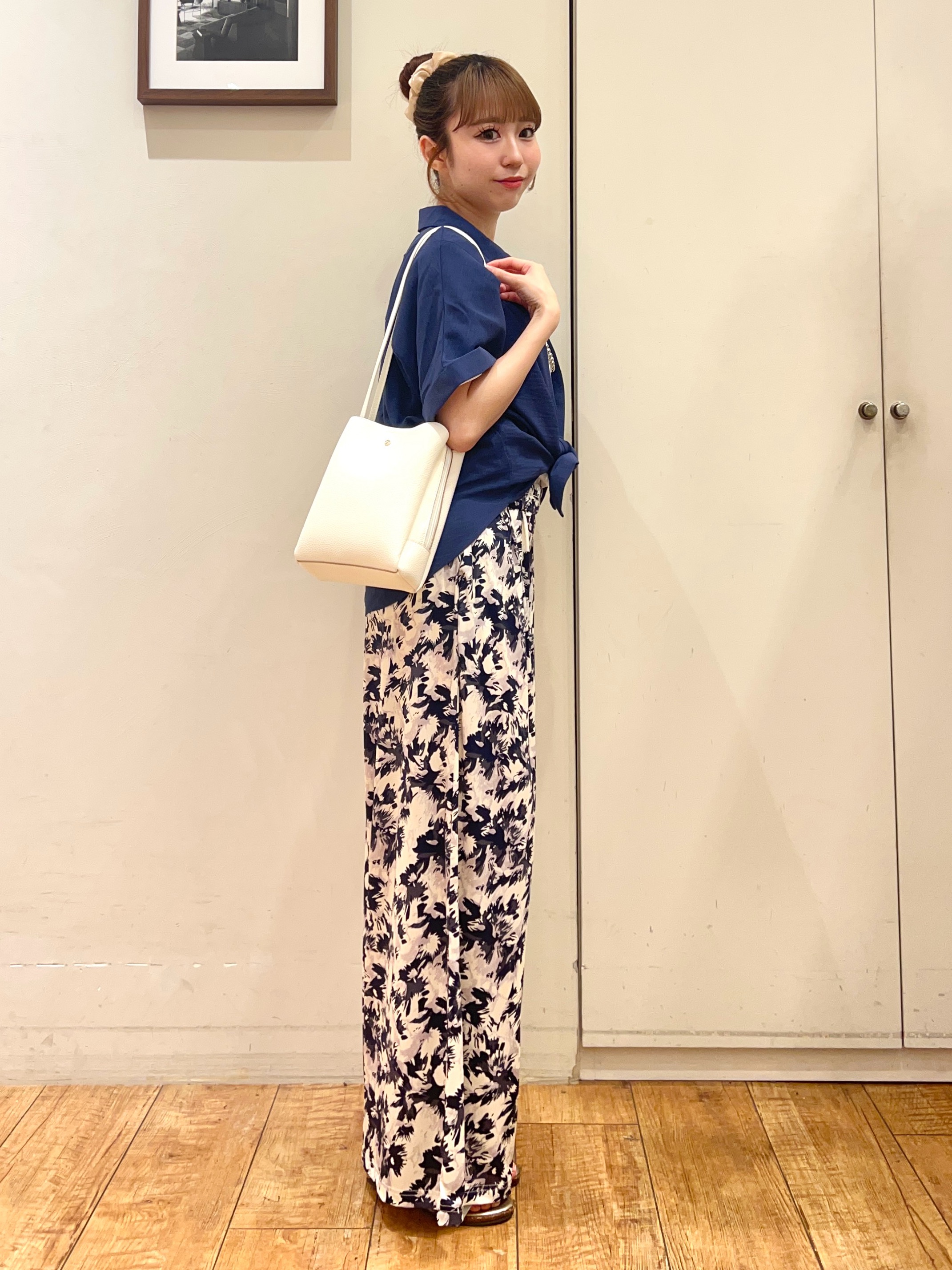 AIRIさんの「SHOO･LA･RUE｜【ひんやり/洗濯後しわになりにくい/S-LL】着るだけでこなれ見え 二の腕も隠せるデザイン半袖シャツ」を使ったコーディネート