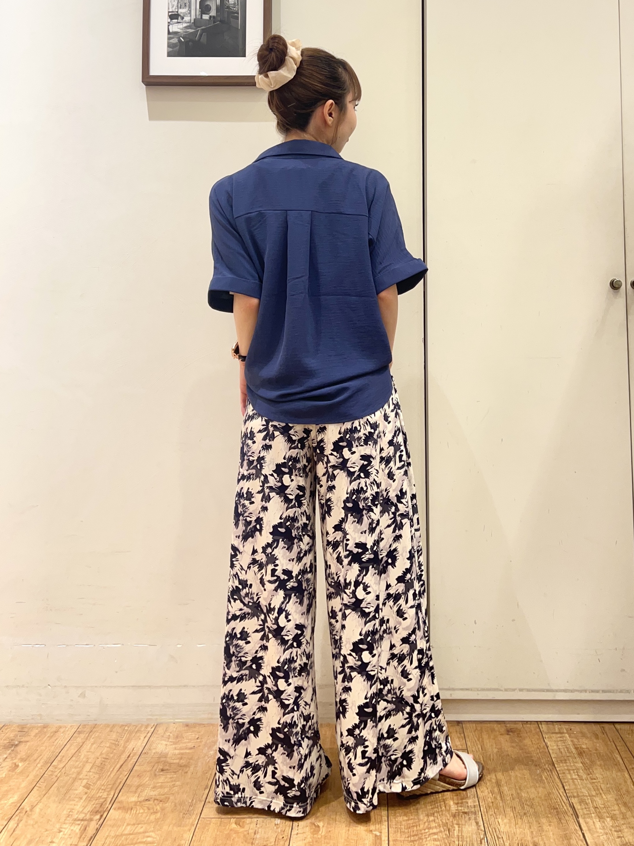 AIRIさんの「SHOO･LA･RUE｜【ひんやり/洗濯後しわになりにくい/S-LL】着るだけでこなれ見え 二の腕も隠せるデザイン半袖シャツ」を使ったコーディネート