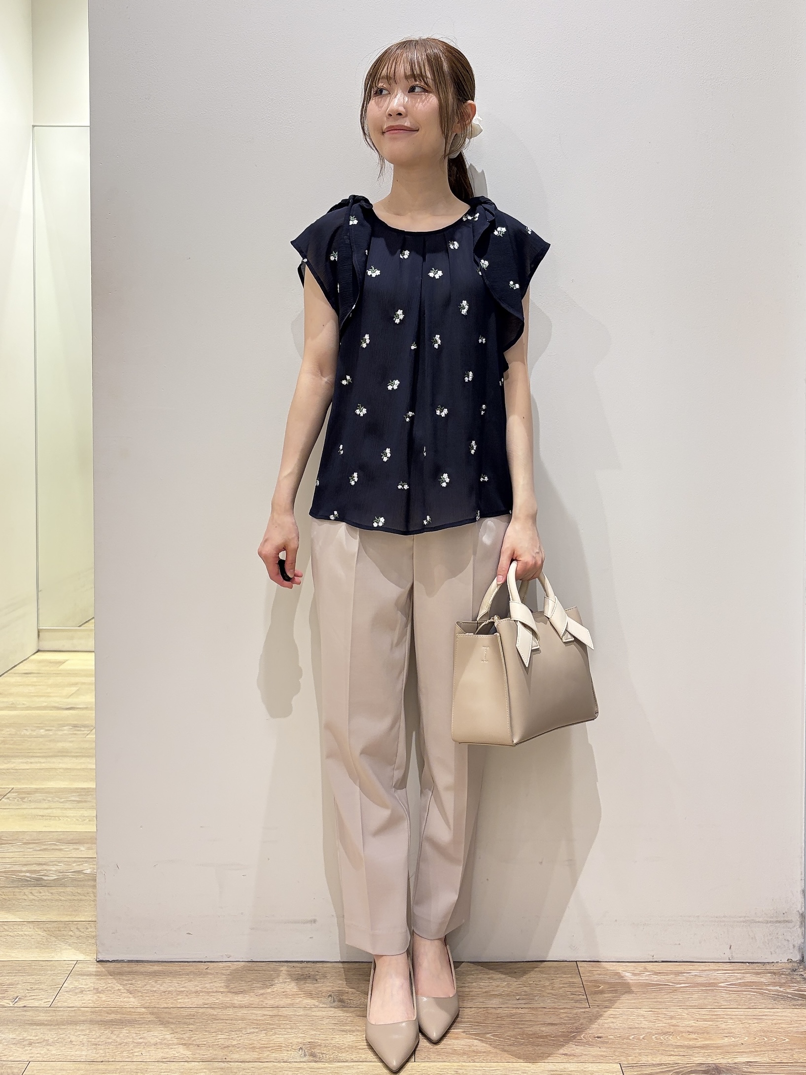 MOMOさんの「index｜2wayフリルリボン刺繍ブラウス【洗濯機OK／イージーアイロン】」を使ったコーディネート