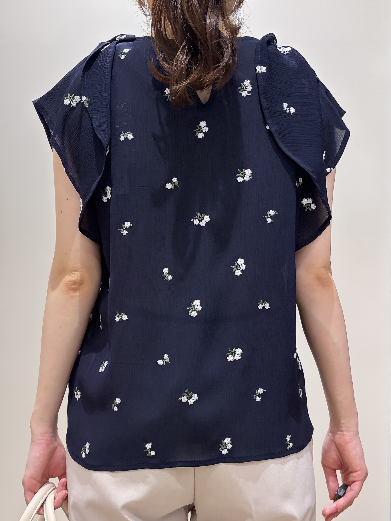 MOMOさんの「index｜2wayフリルリボン刺繍ブラウス【洗濯機OK／イージーアイロン】」を使ったコーディネート