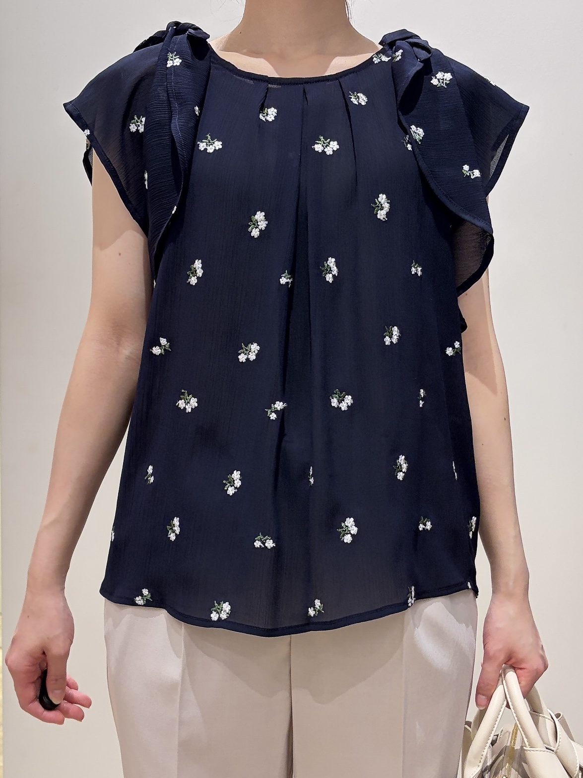 MOMOさんの「index｜2wayフリルリボン刺繍ブラウス【洗濯機OK／イージーアイロン】」を使ったコーディネート