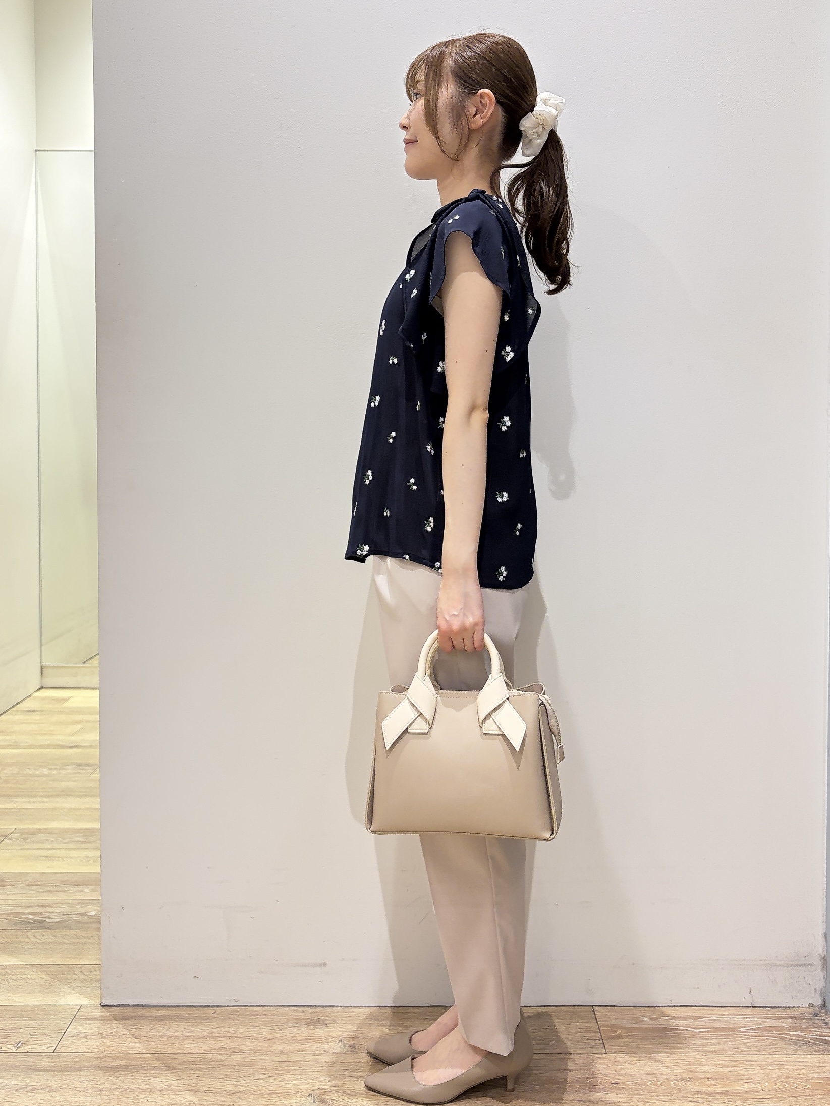 MOMOさんの「index｜2wayフリルリボン刺繍ブラウス【洗濯機OK／イージーアイロン】」を使ったコーディネート