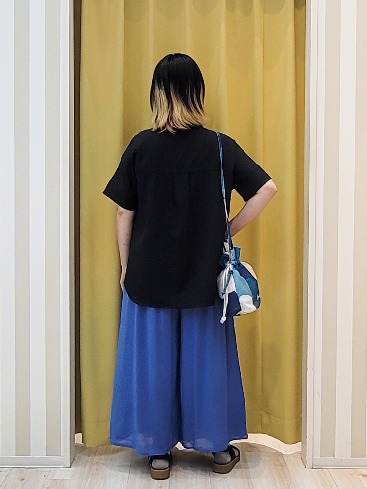 ねぎさんの「SHOO･LA･RUE｜【洗濯後しわになりにくい/ひんやり/吸水速乾/UV】ダブルポケット Vネックブラウス」を使ったコーディネート
